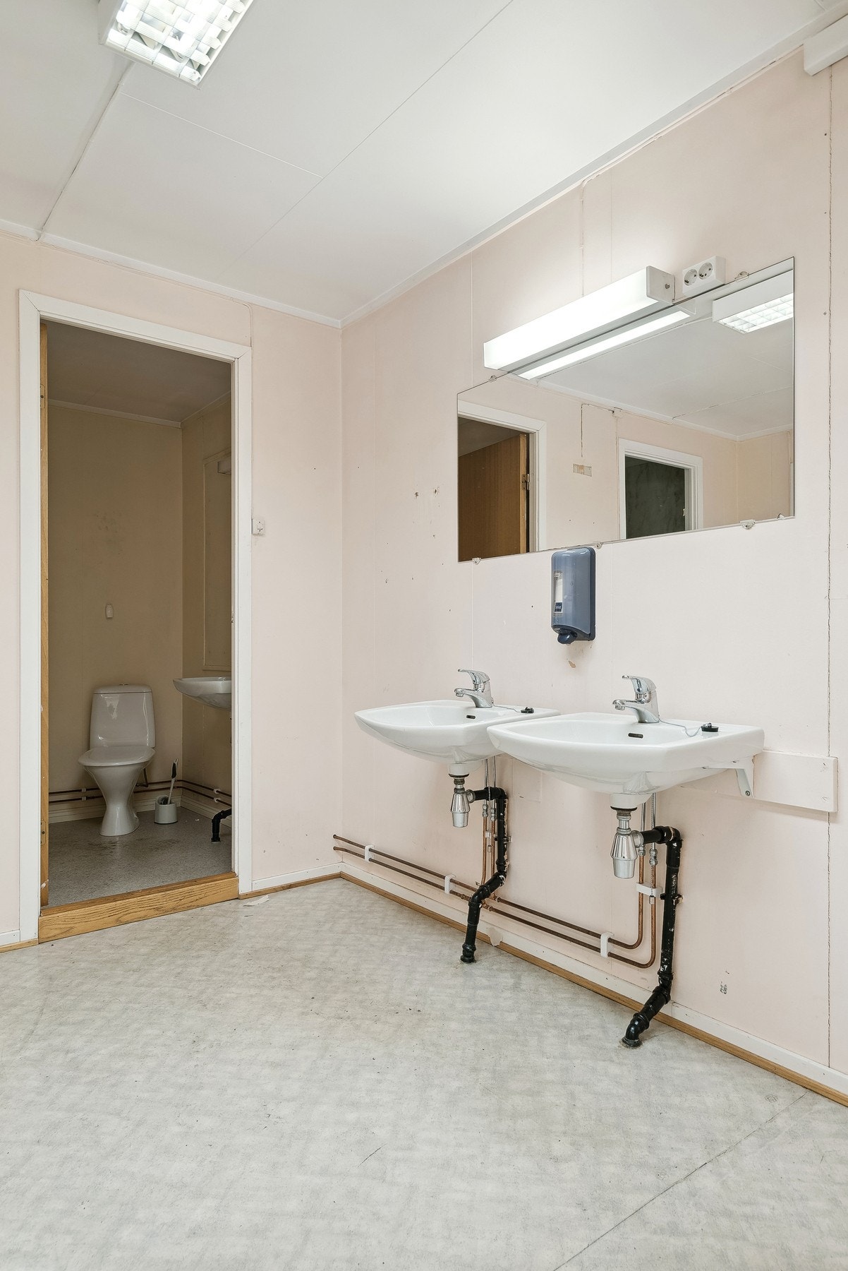 Garderobe og wc Galleribilde