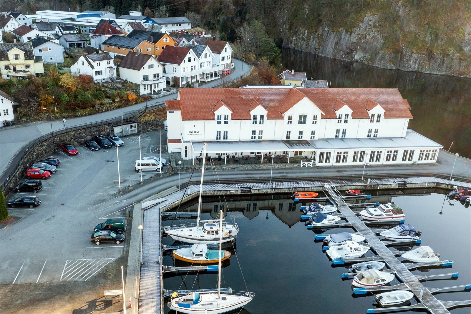 Oversiktsbilde - parkering på venstre side av bygget Galleribilde