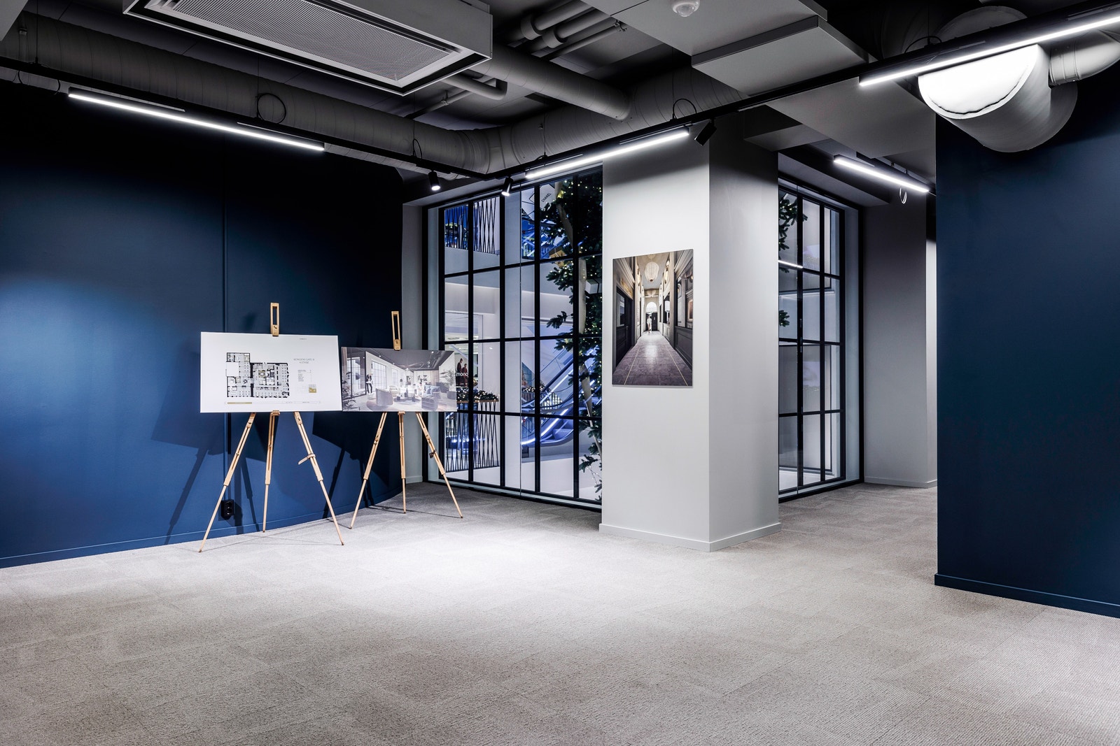 Inngangspart med utsyn til atriet på Steen & Strøm. Galleribilde