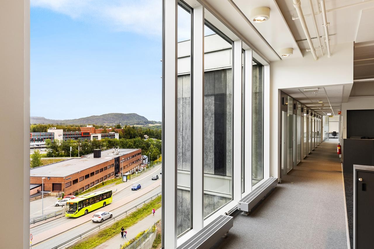 Oreholtet busstopp ligger rett utenfor bygget med avganger ca. hvert 10 minutt. Galleribilde