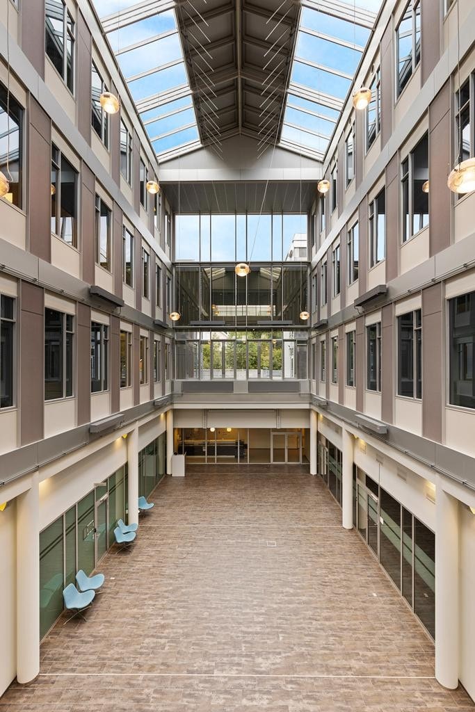 Atriet har glasstak med godt overlys Galleribilde