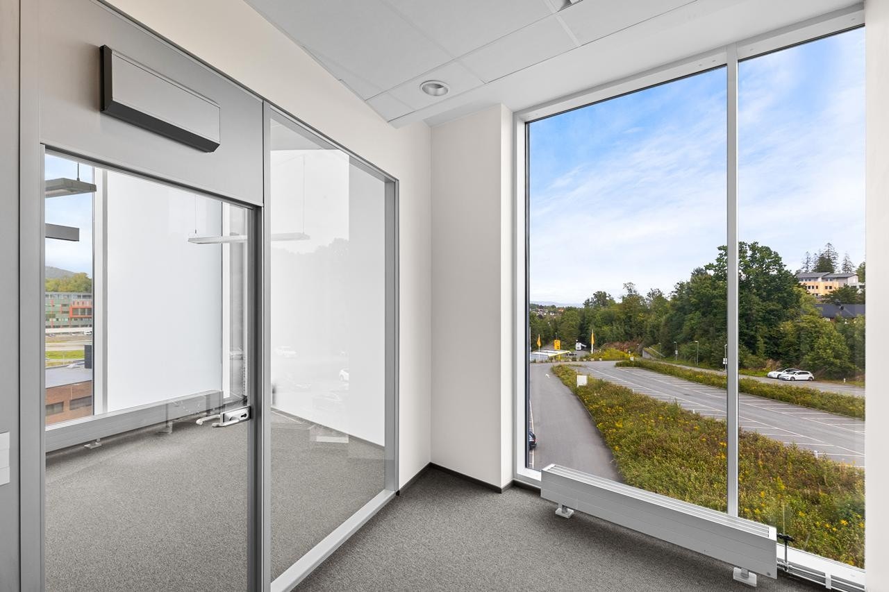 Bygget har meget god parkeringsdekning med ca. 200 p-plasser i parkeringskjeller og ca. 130 plasser utendørs Galleribilde