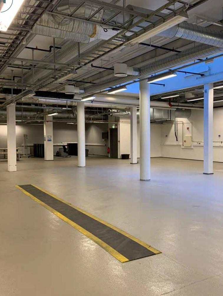 Lager-/ produksjonsarealene har enkel adkomst fra varemottaket og ettertraktet takhøyde på ca. 4,5m. Galleribilde