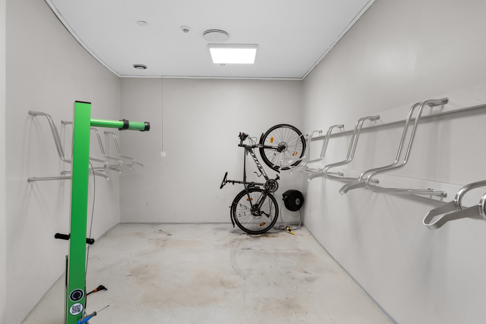 Sykkelparkering med plass til ca. 10 sykler. Avlåst rom ved hovedinngangen, kun for leietakere K107. Foto: Fotograf Mats Lie AS Galleribilde