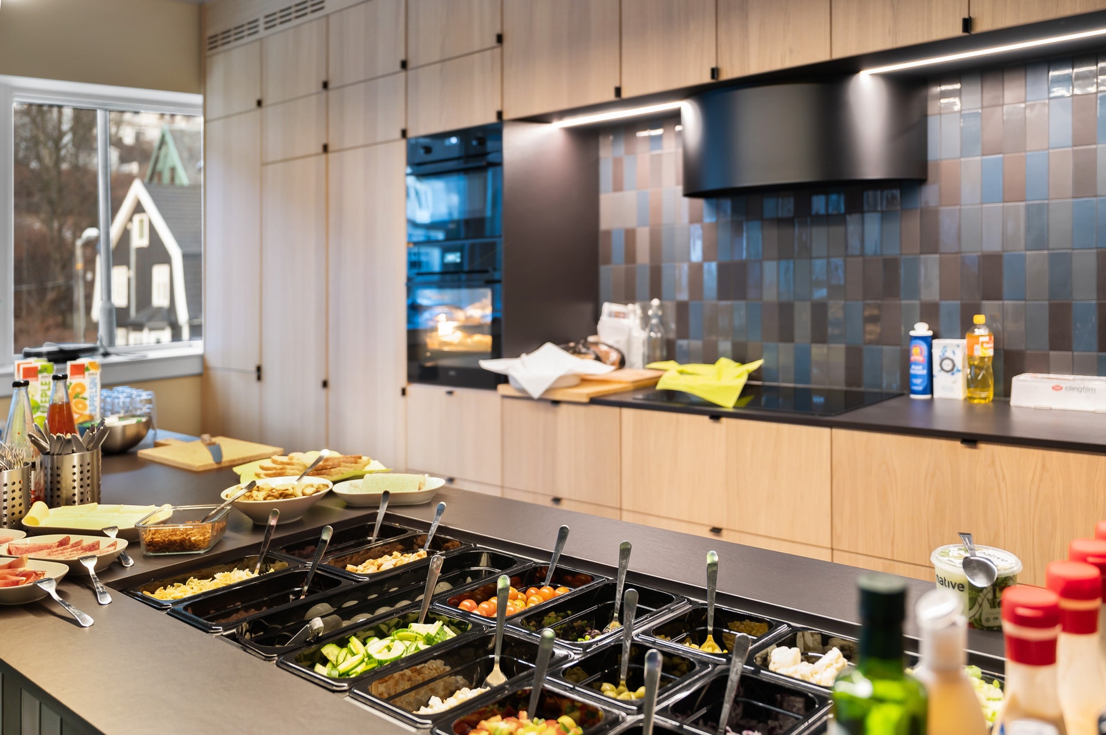 Salatbar, brød og pålegg serveres daglig med varmmat to ganger/uke. Foto: Fotograf Mats Lie AS Galleribilde