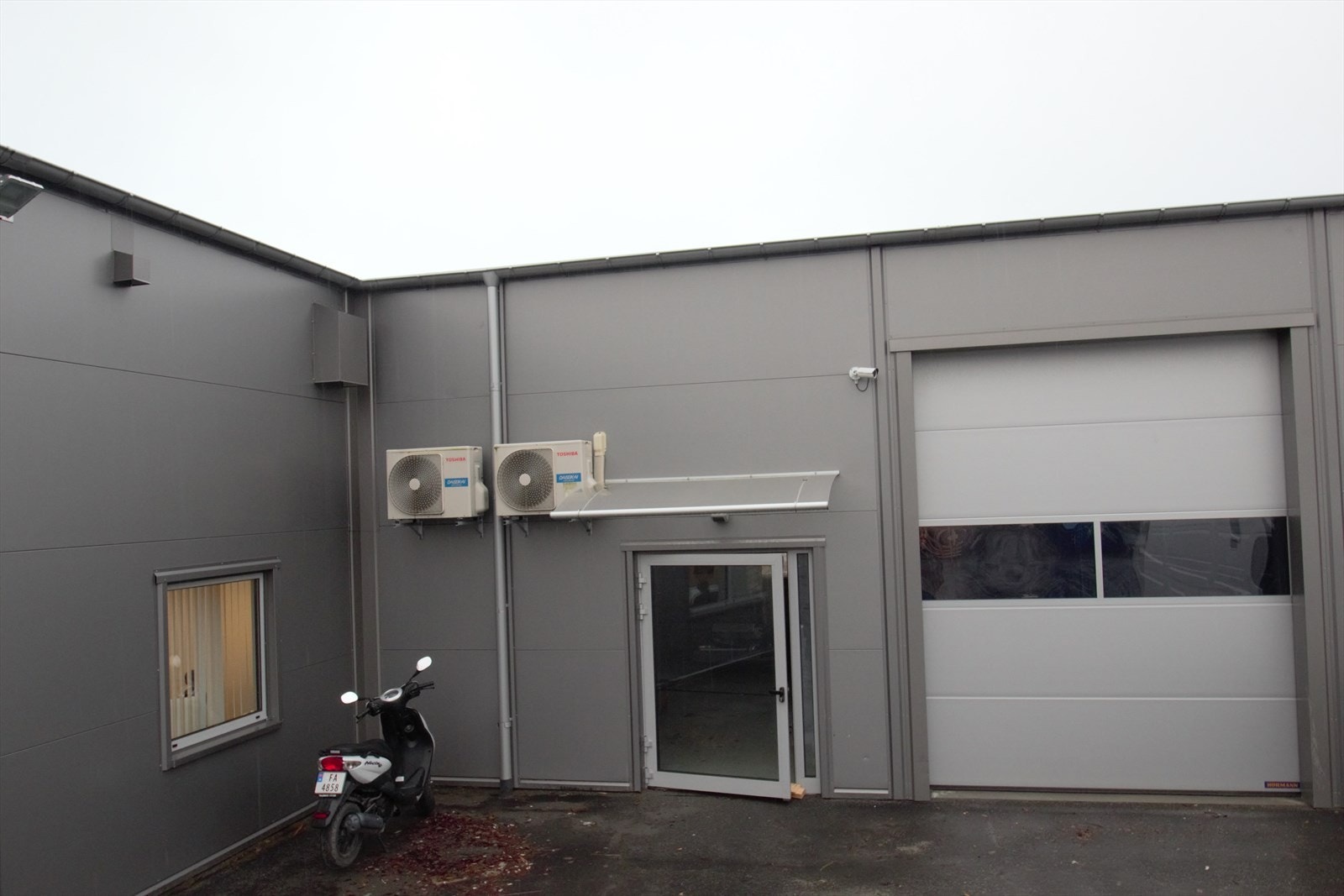 Eiendommen ligger fint til i Matstia/Høgåsen. Fra avkjøring ved fylkesvei 17 (Kystriksveien) er det 200 m til eiendommen. Bygningen ligger ca. 1 km fra sentrum av Sandnessjøen. Galleribilde