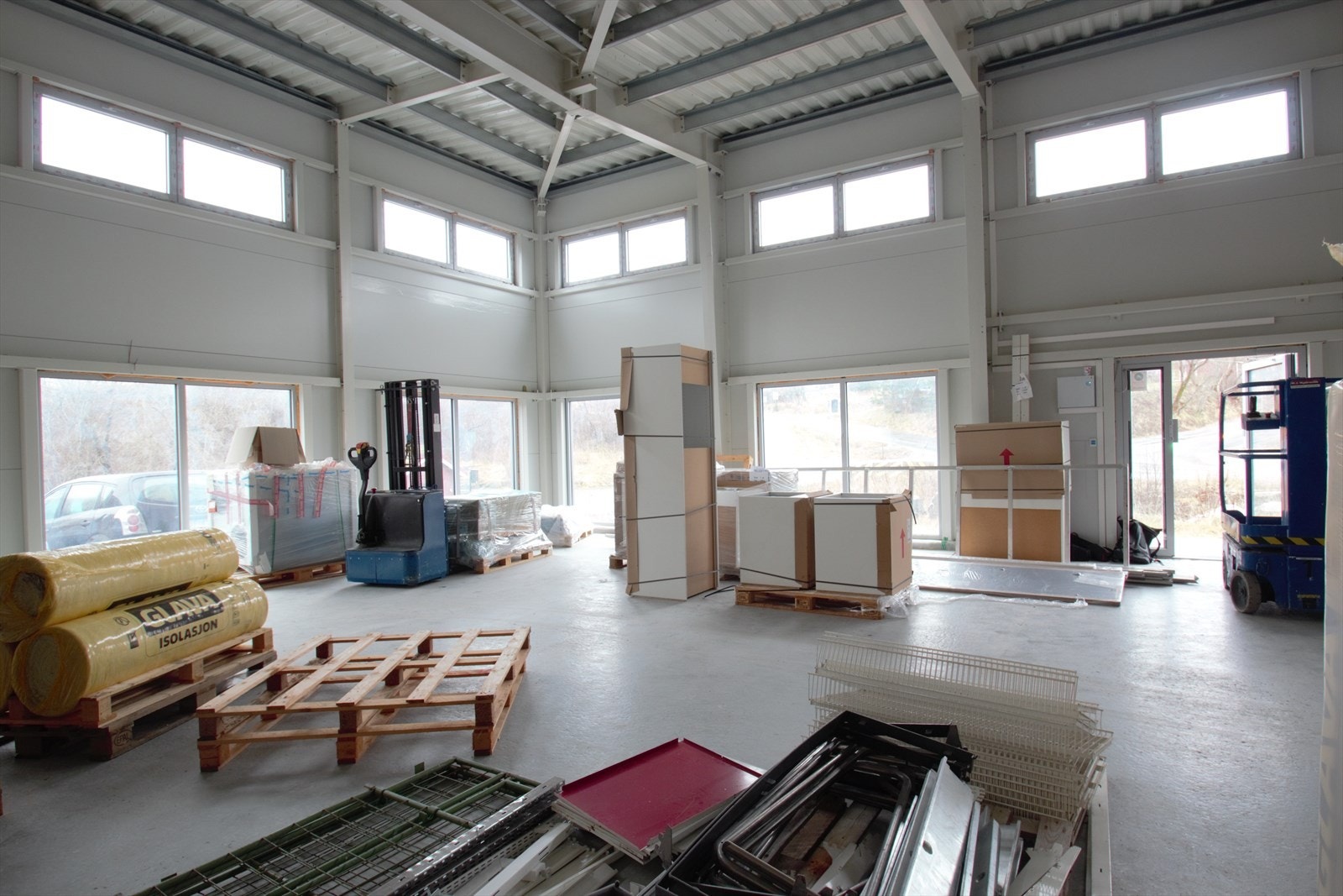 Bygningsmassen er en konstruksjon i stål ("sandwichelement"), betong og isolasjon. Den har også flere vindusflater. Taket er folietekket. Det er gipsplater mot tilstøtende lokaler/seksjoner. Galleribilde