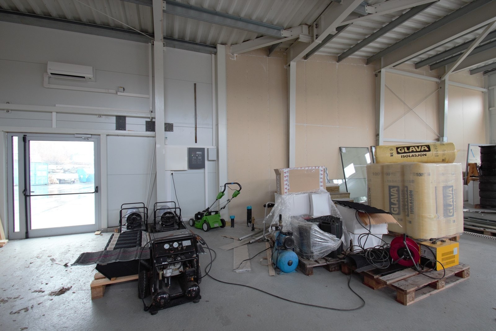 Det finnes en utgang som fører ut til bakgården og en inngang i front mot adkomsten og parkeringen. Galleribilde