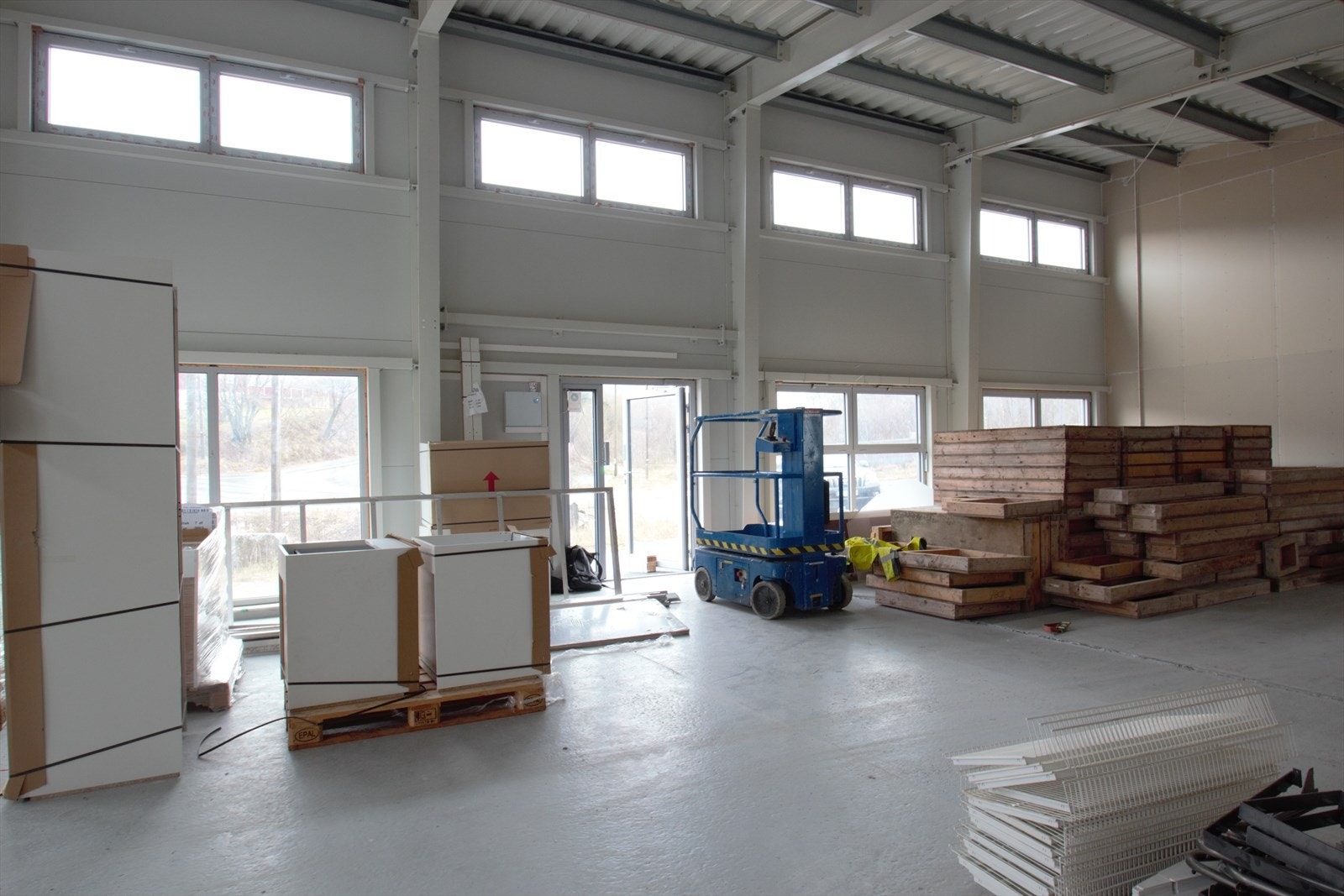 Lokalet er utstyrt med brannvarslingssytem som er seriekoblet med de andre seksjoner. Lokalet er også utstyrt med ventilasjonsaggregat og har adgangskontroll med overvåking. Galleribilde