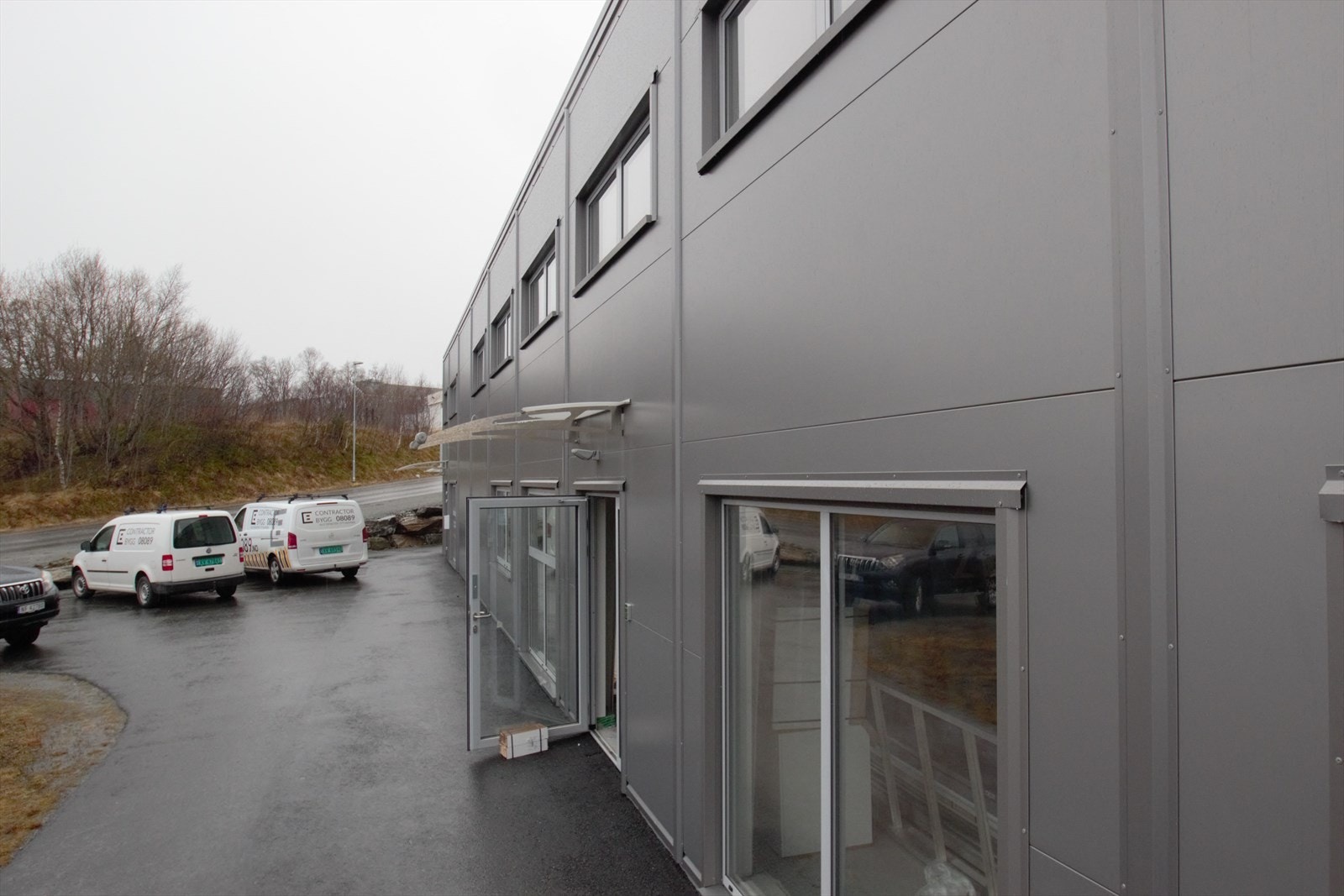 Ryddig og asfaltert adkomst og parkeringsareal. Felles utearealer er opparbeidet med biloppstillingsplasser. Galleribilde