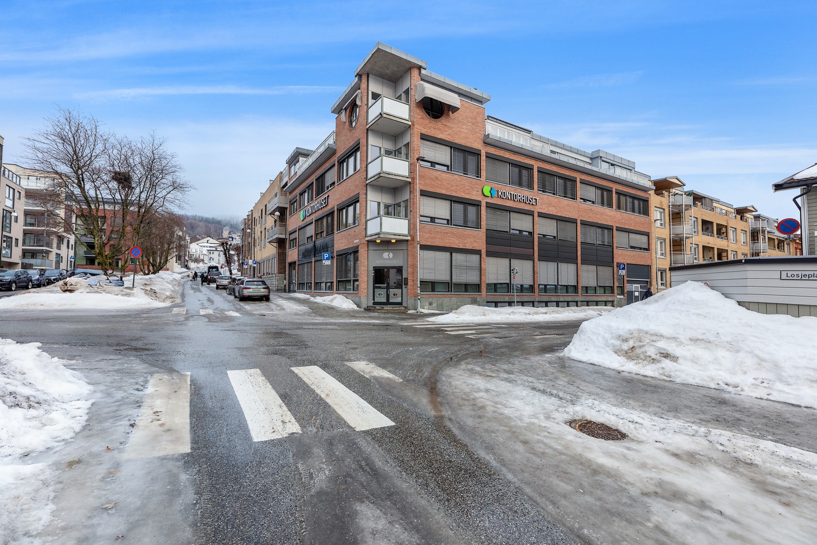 1 times og 3 timers gratis parkering i gaten utenfor. Mulighet for parkeringsplass i bakgård. Parkeringshus i nærheten. Galleribilde