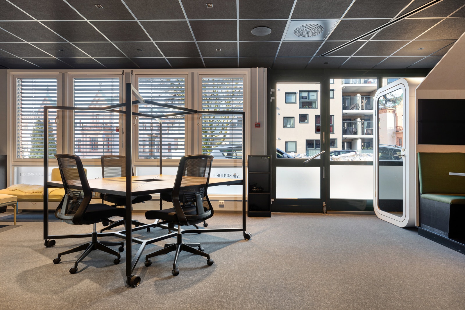 Egen inngang fra gateplan, i tillegg fra bakgård og via Kontorhusets felles inngangsparti Galleribilde