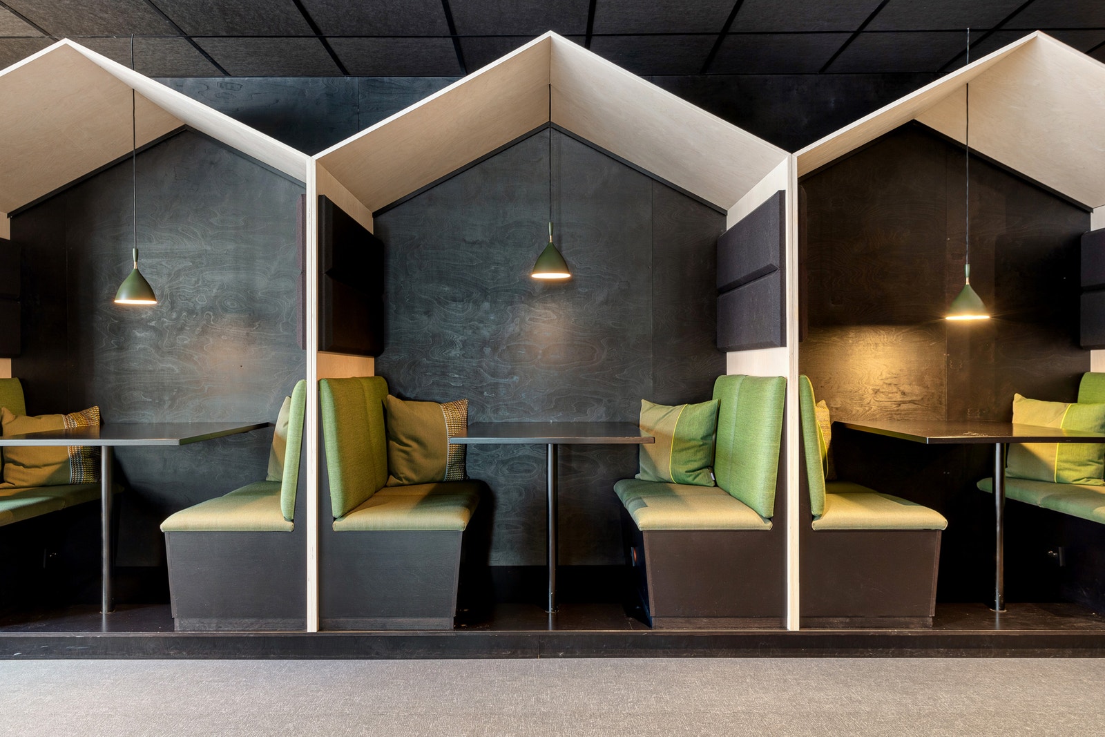 Innbydende plasser tilgjengelig i hele lokalet. Galleribilde