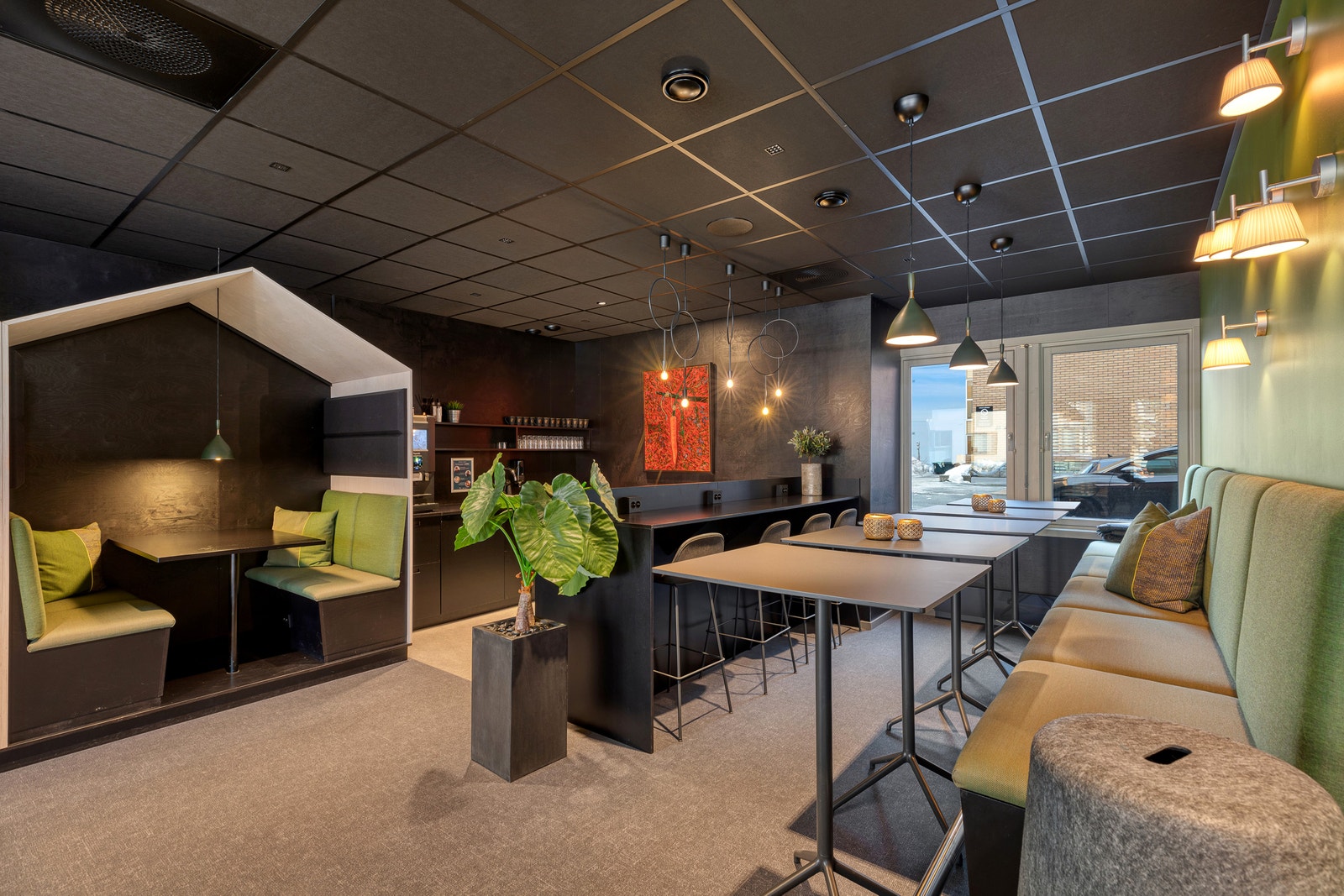 Kjøkken med tilhørende bar-bord i et delikat miljø. Galleribilde