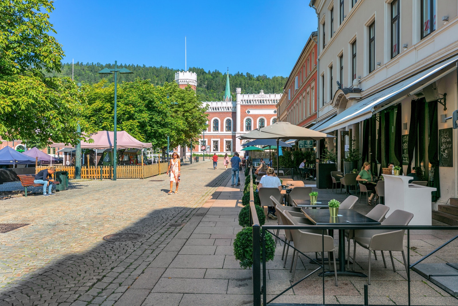 Vakre Bragernes Torg tett på. Galleribilde