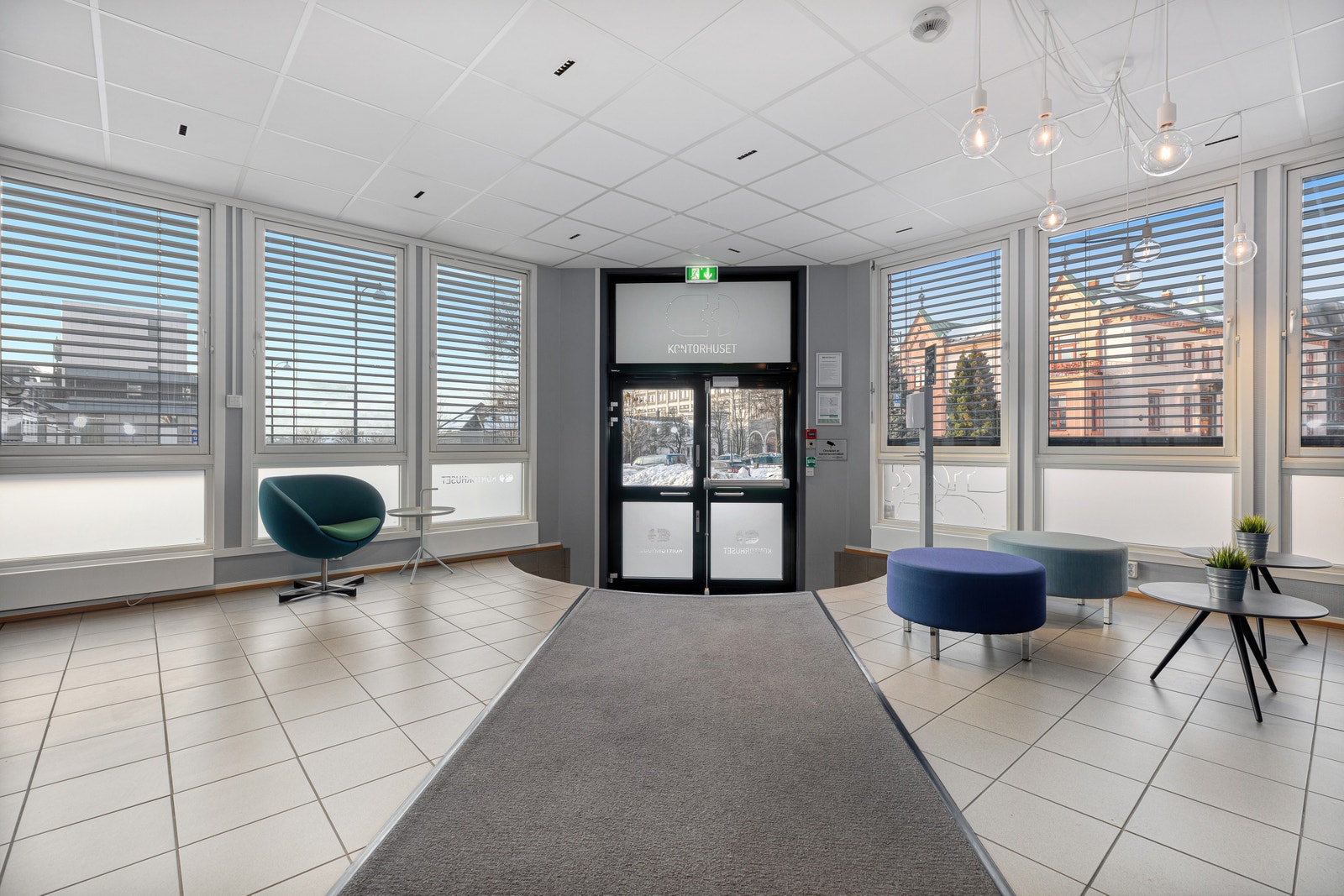 Kontorhusets felles inngangsparti. Display med oversikt leietakere, og mulighet for åpne for gjester med mobiltelefon. Galleribilde