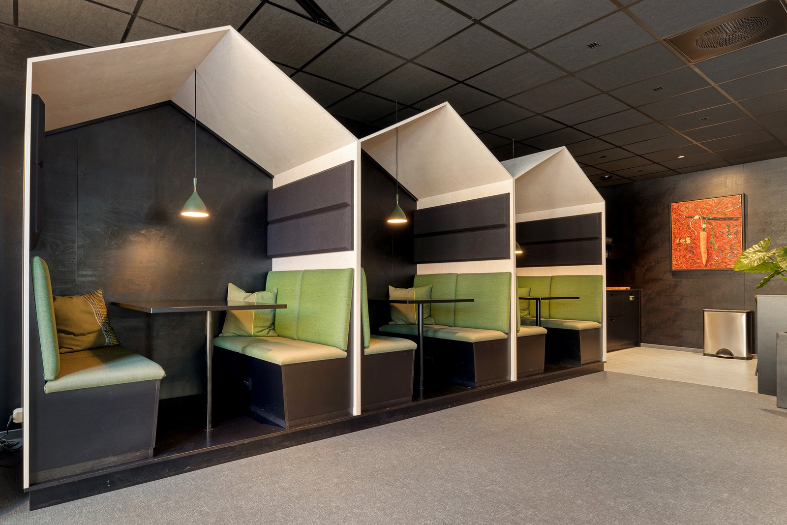 Tid for en kaffe? Eller et møte? Innbydende plasser tilgjengelig i hele lokalet. Galleribilde