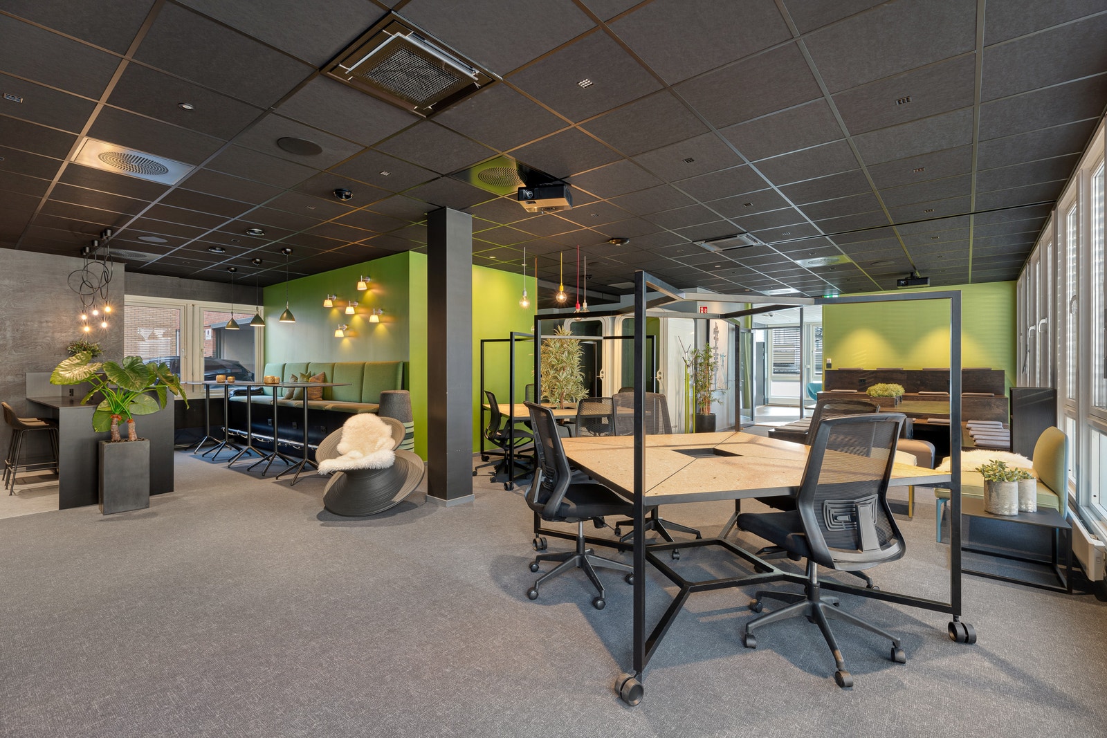 Innbydende møblert kontorlokale med gode showroom fasiliteter, og mulighet for ombygging. Galleribilde