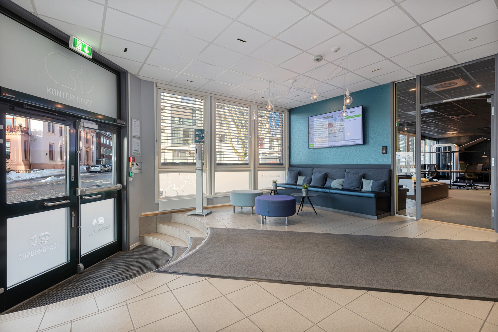 Kontorhusets felles inngangsparti. Display med oversikt leietakere, og mulighet for åpne dør for gjester via mobiltelefon. Galleribilde