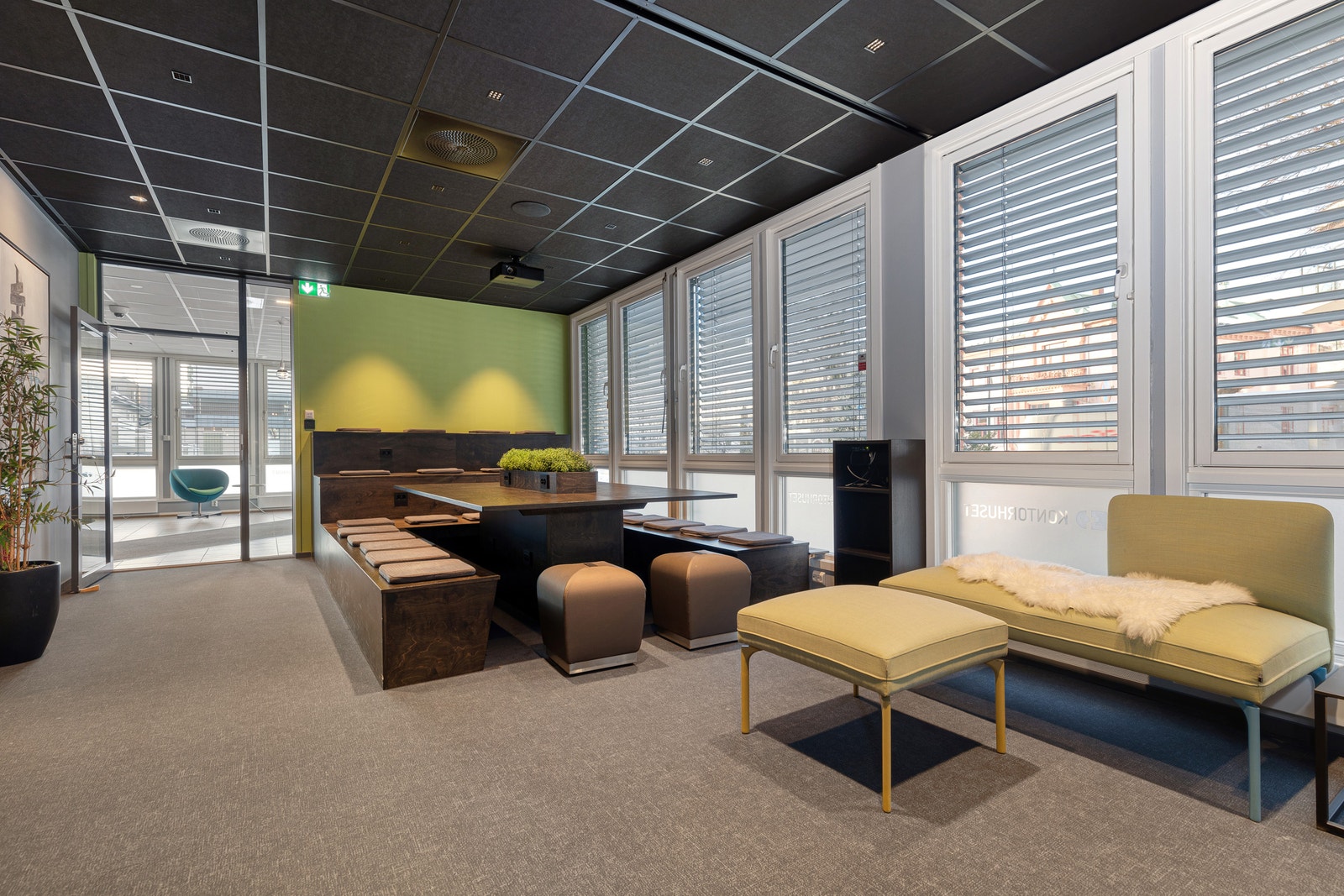 Lyse og delikate lokaler som egner seg godt for kombinert kontor og showroom. Galleribilde