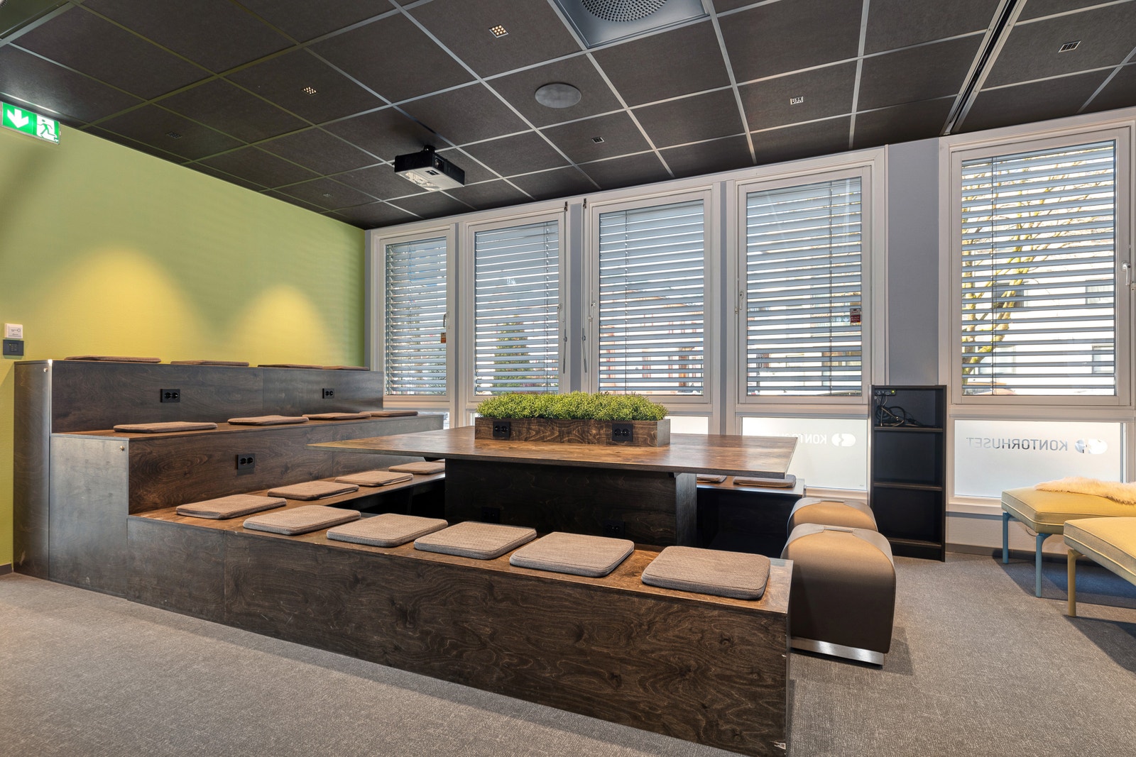 To prosjektorer med innfelt lerret i tak, om det er ønskelig med presentasjoner eller samlinger. Galleribilde