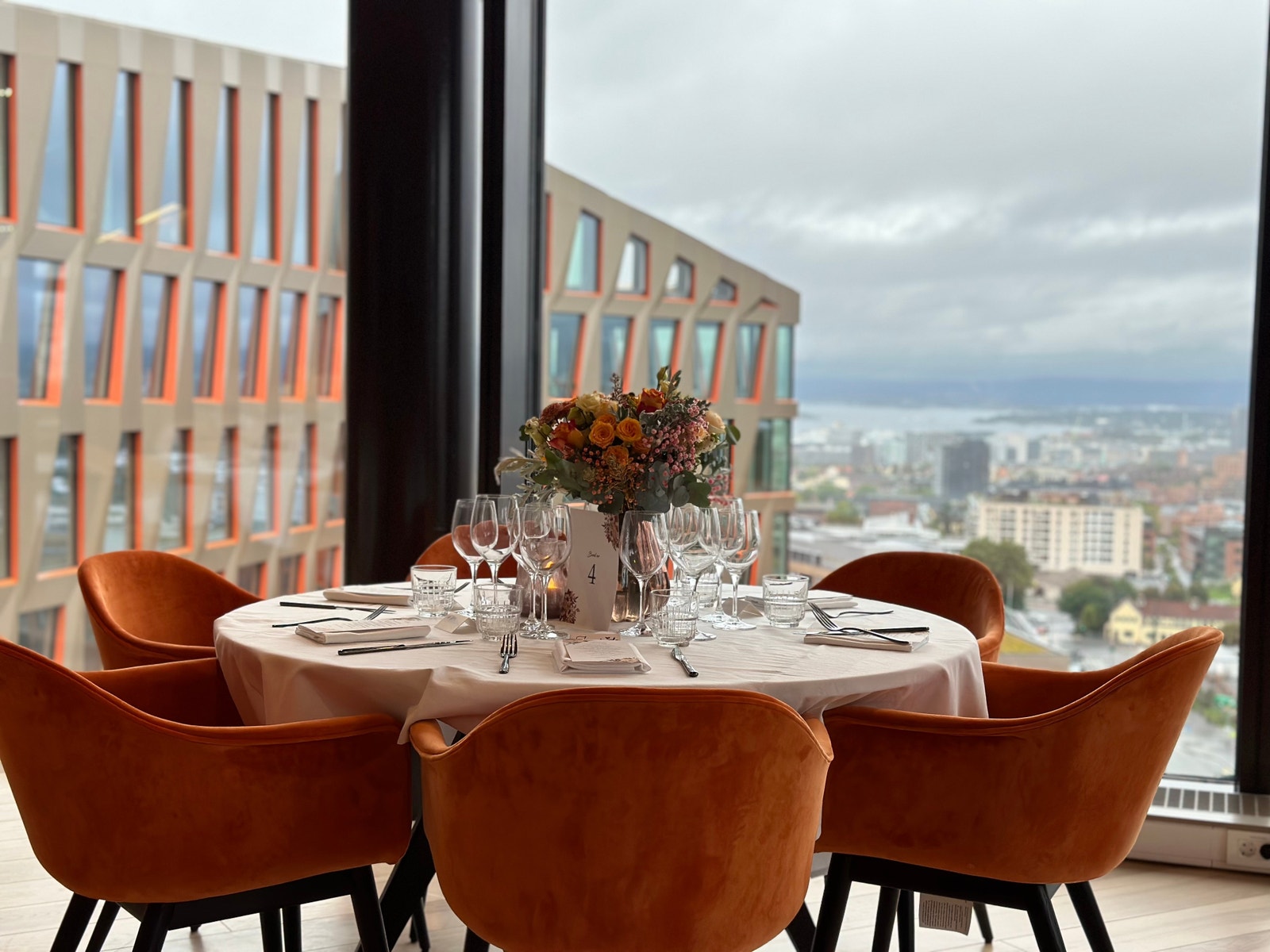 Mulighet for arrangementer i toppetasjen i nabobygget Valle View.
På bildet ser du fasaden til Valle Vision. Galleribilde