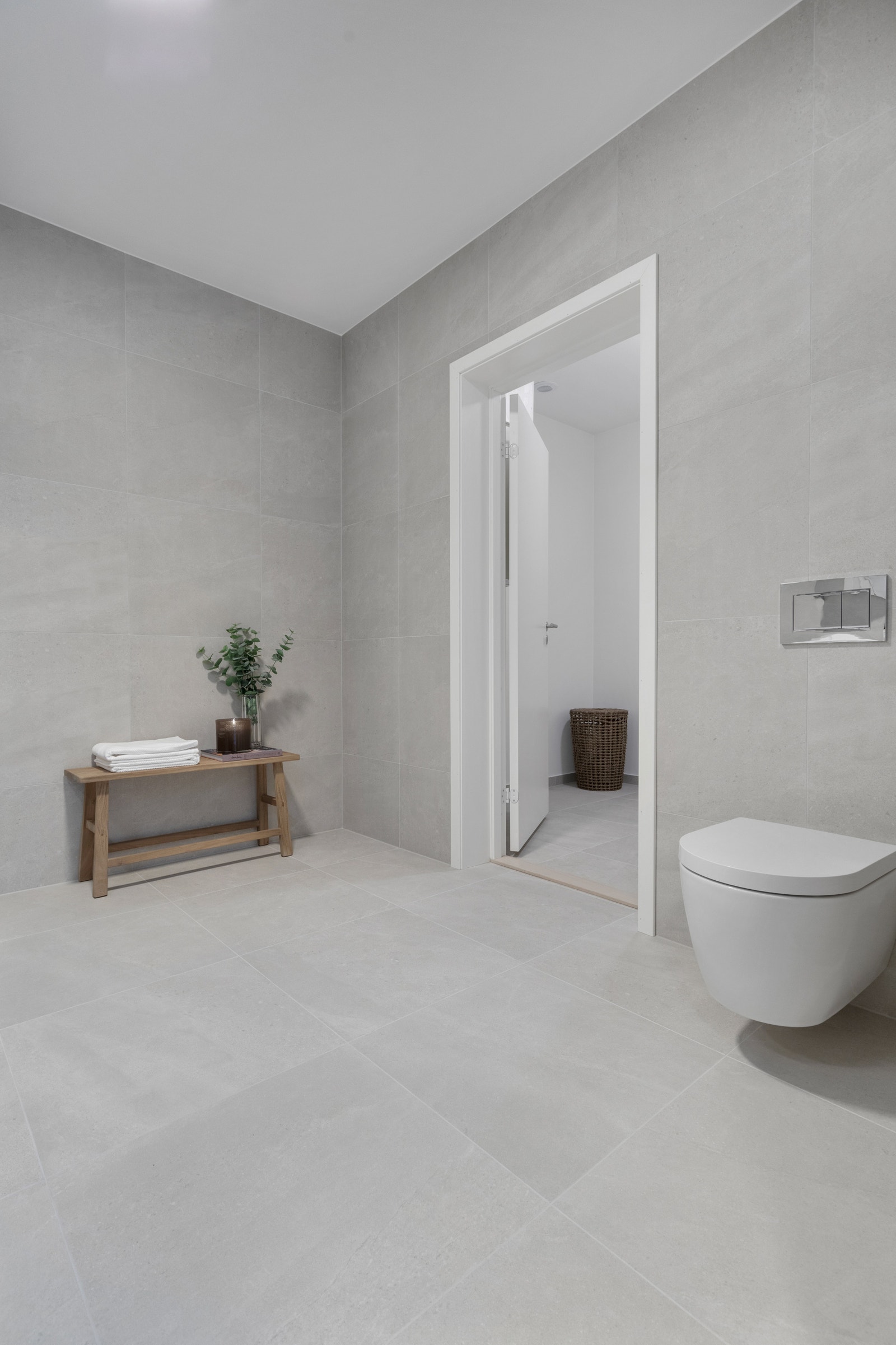 Bad blir levert flislagt i delikate fargar med varmekablar og god komfort. Galleribilde