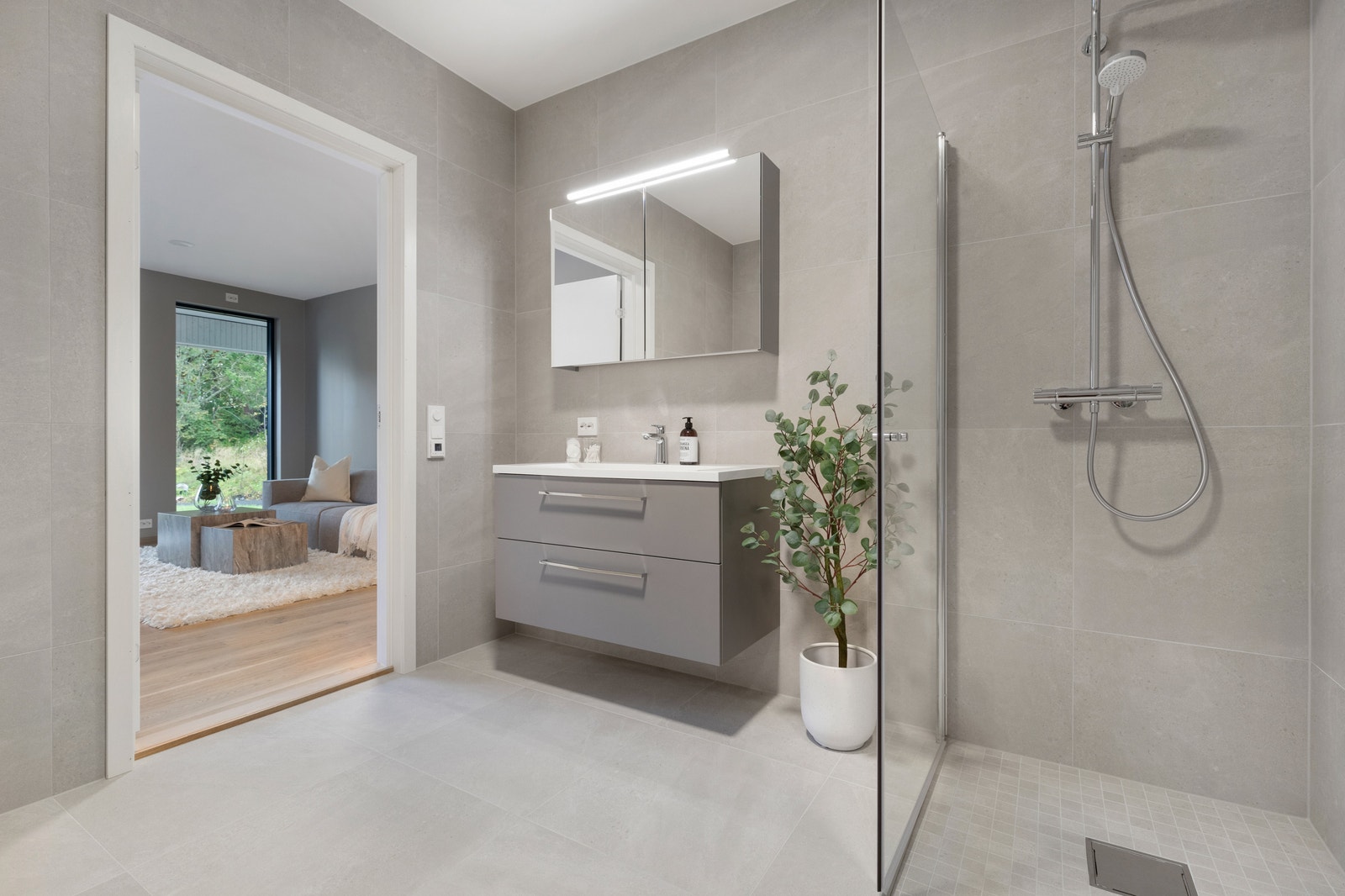 Delikat bad med innreiing frå Sigdal. Fargar og materialval kan tilpassast. Galleribilde