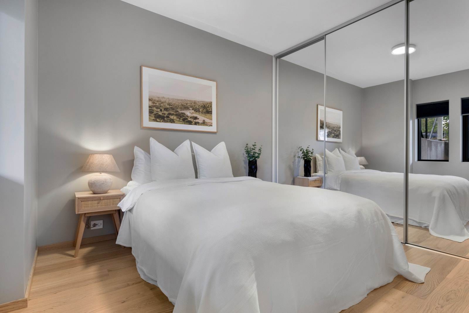 Romsleg hovudsoverom med stor skyvedørsgarderobe. Galleribilde