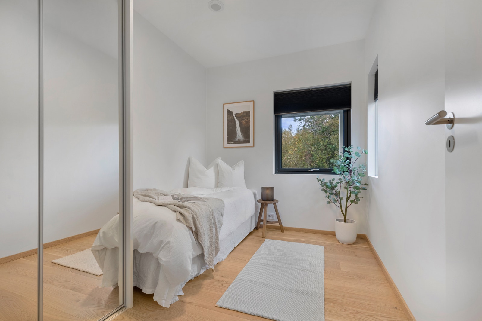 Soverom 2 har fin størrelse, med plass til m.a. seng og skyvedørsgarderobe. Galleribilde