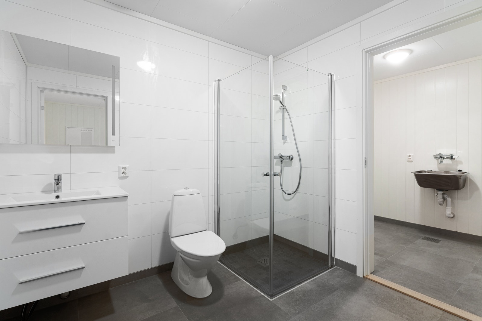 bad med dusjvegger og flislagt gulv, og eget vaskerom innenfor Galleribilde