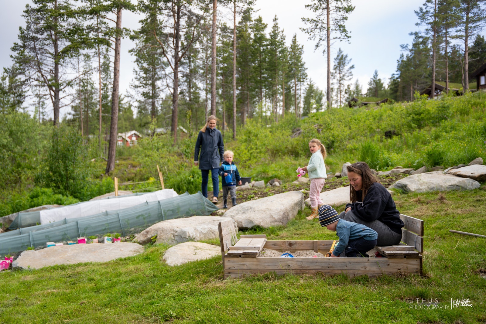 Boligfeltet har stort, sosialt fellesområde. Her finnes bl.a. sandkasse og andelsåker Galleribilde