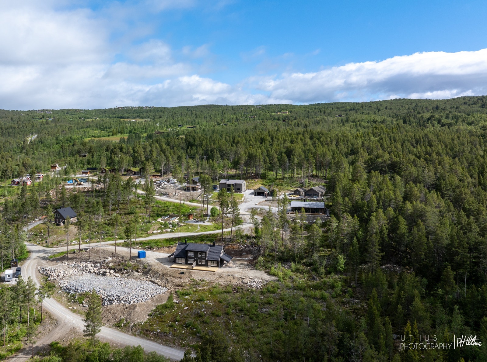 Fjell-ljom boligfelt, med tomannsboligen i front. Et boligfelt med romslige, solrike tomter, og store felles/friområder, og natur, stier og løyper rett utenfor. Galleribilde