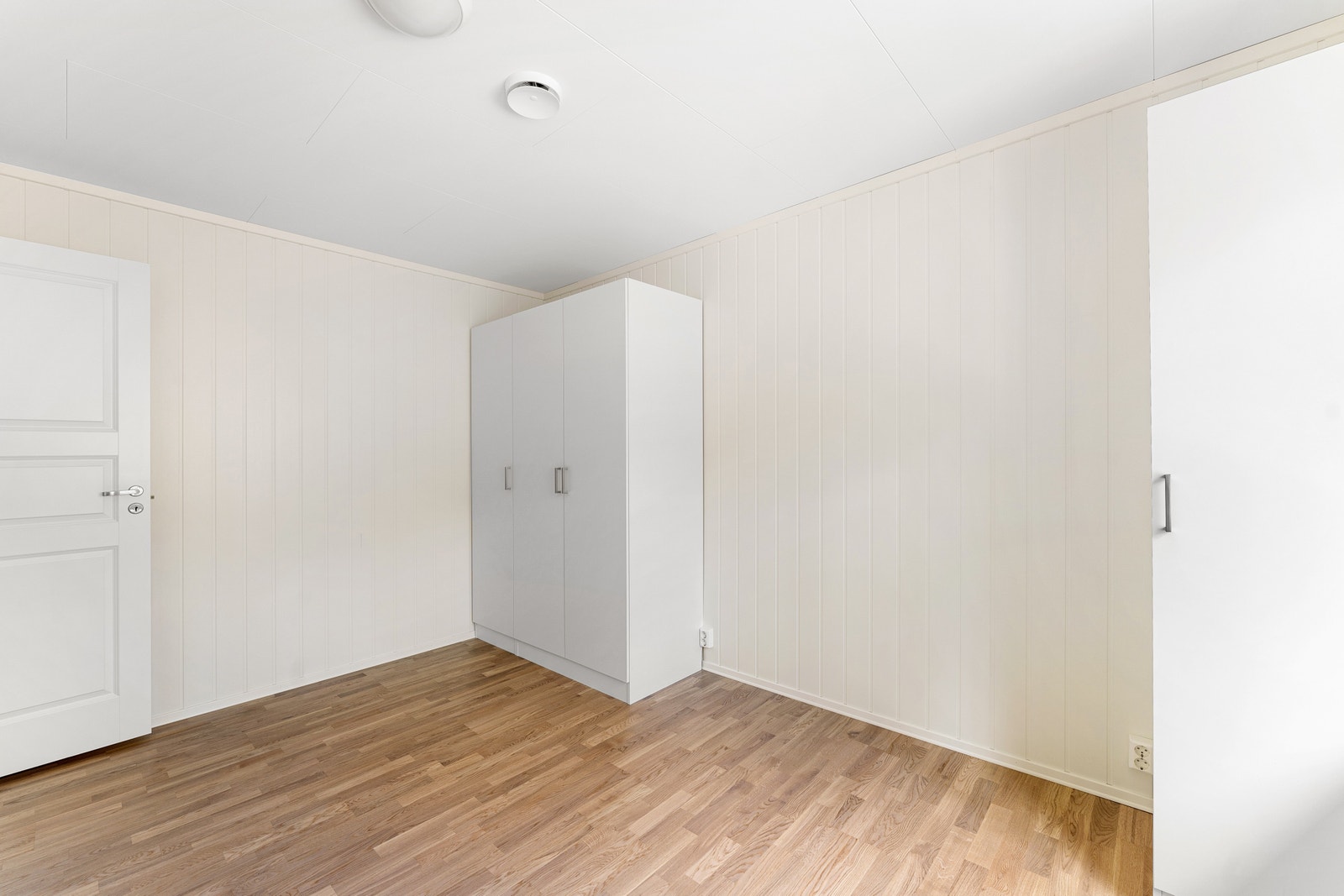 Soverom 1. etg, med garderobeskap Galleribilde