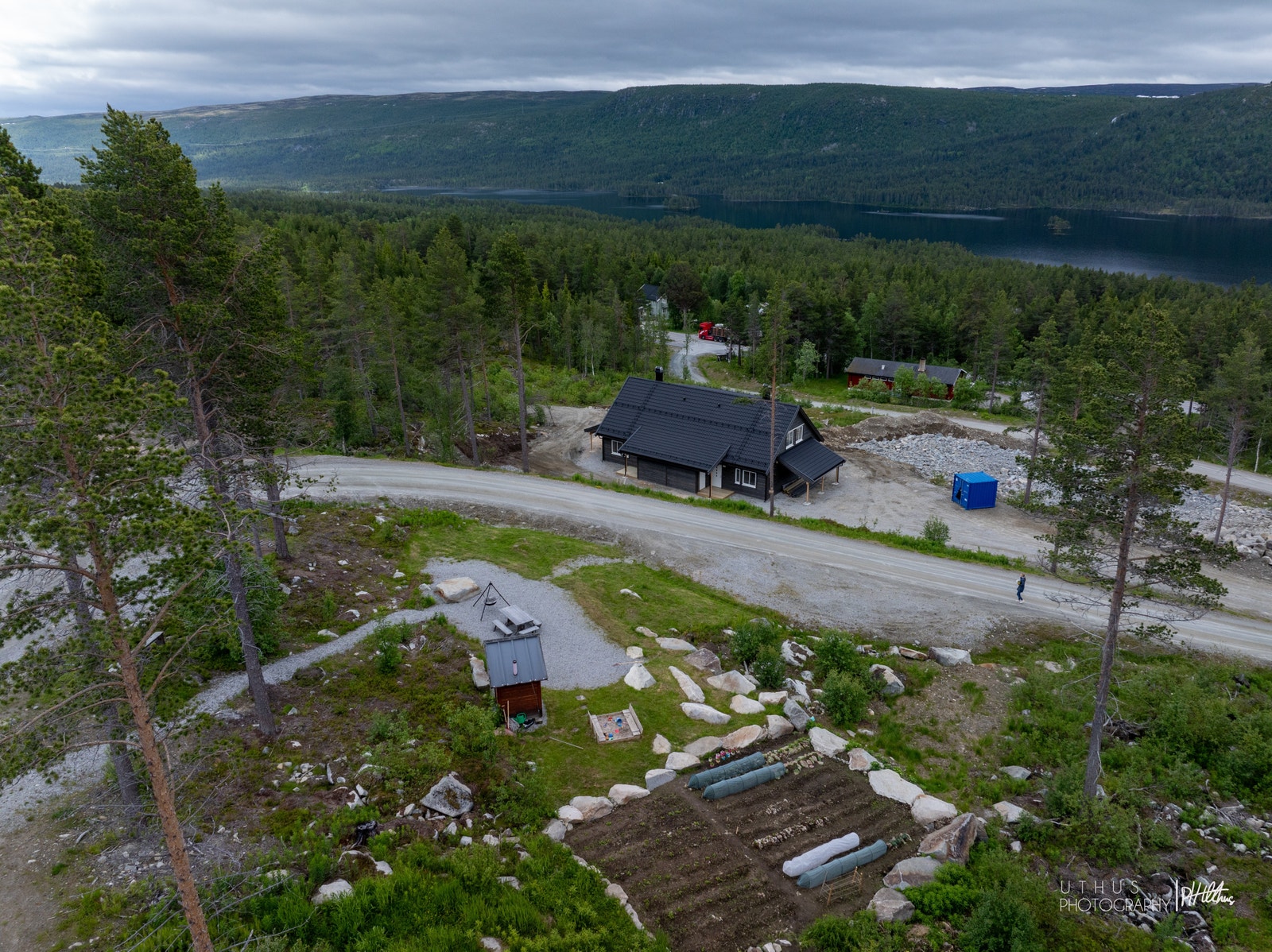 Fellesområdet ligger rett bak tomannsboligen, en sosial samlingsplass Galleribilde