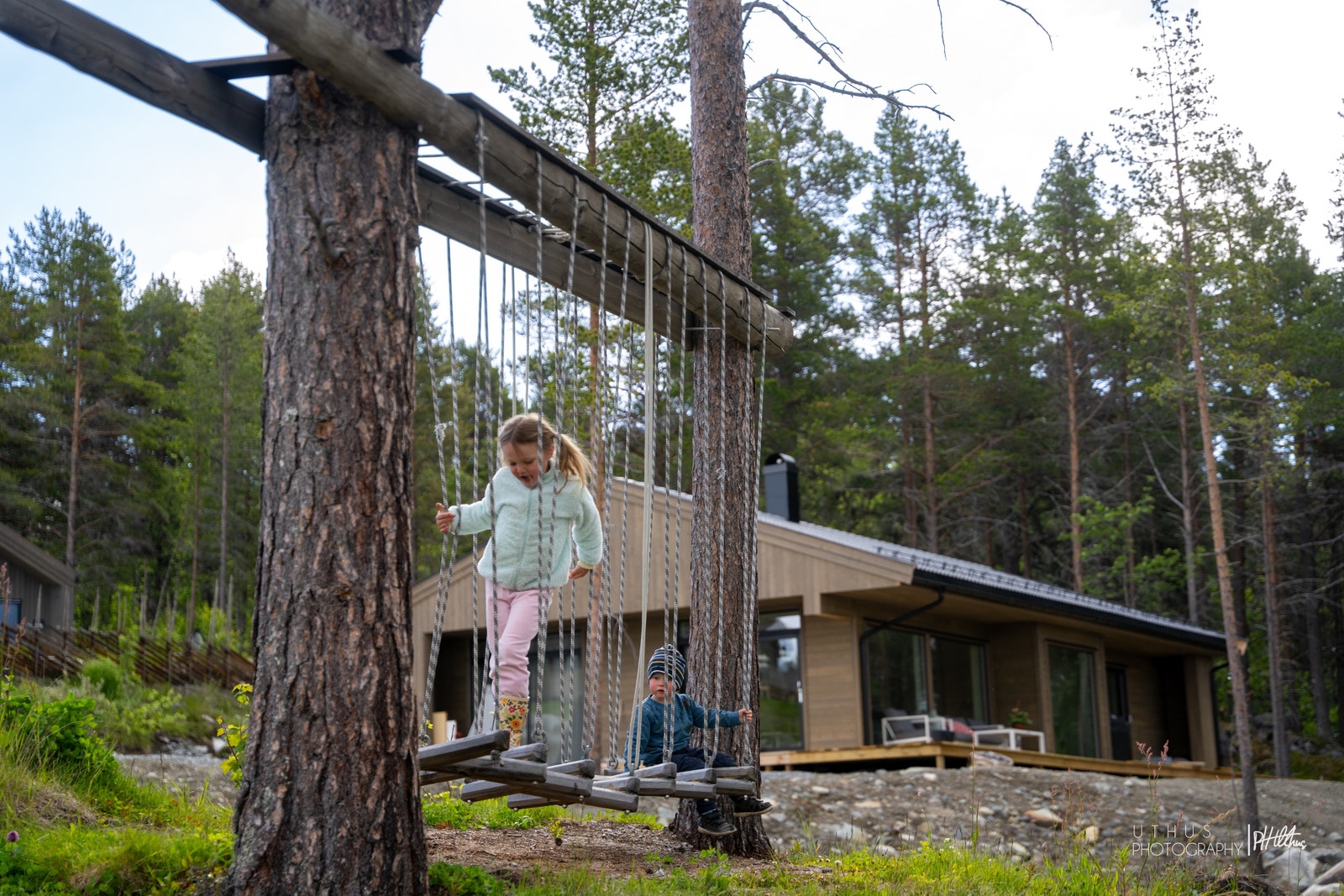 storhuske ved fellesområdet, og i tillegg har barna et eget 1,5 mål stort område. Til sommeren er det planlagt oppsatt en stor lavvo her, med senger, hvor barna kan overnatte. Galleribilde
