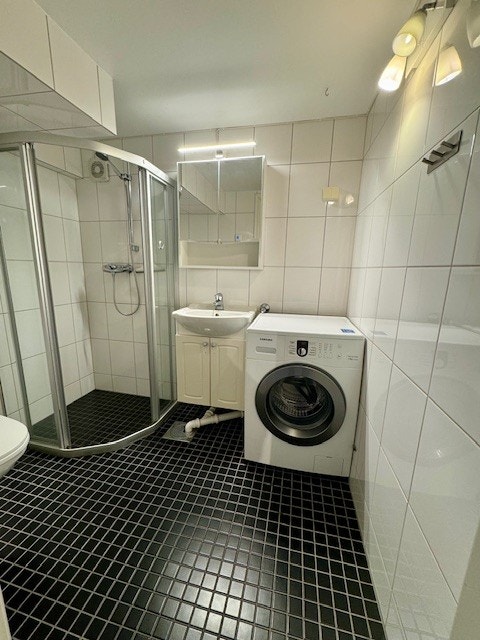 Bad med flis og varmekabel. Vaskemaskin følger med. Galleribilde