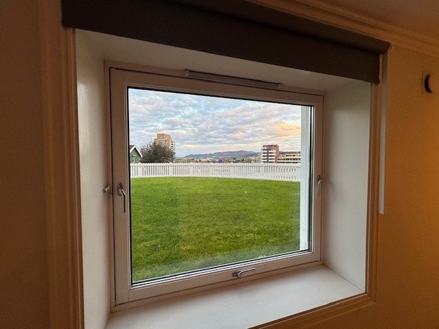 Vindu soverom ut mot hage. Galleribilde