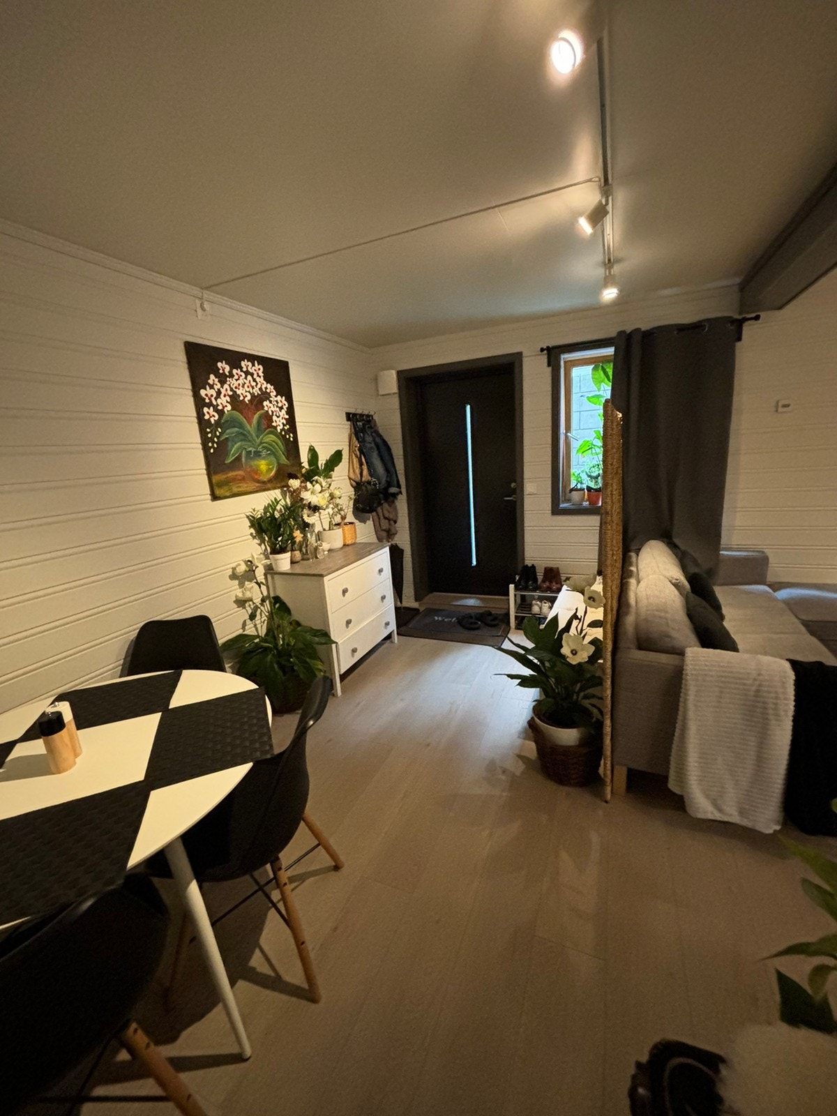 Inngang, stue innredet Galleribilde
