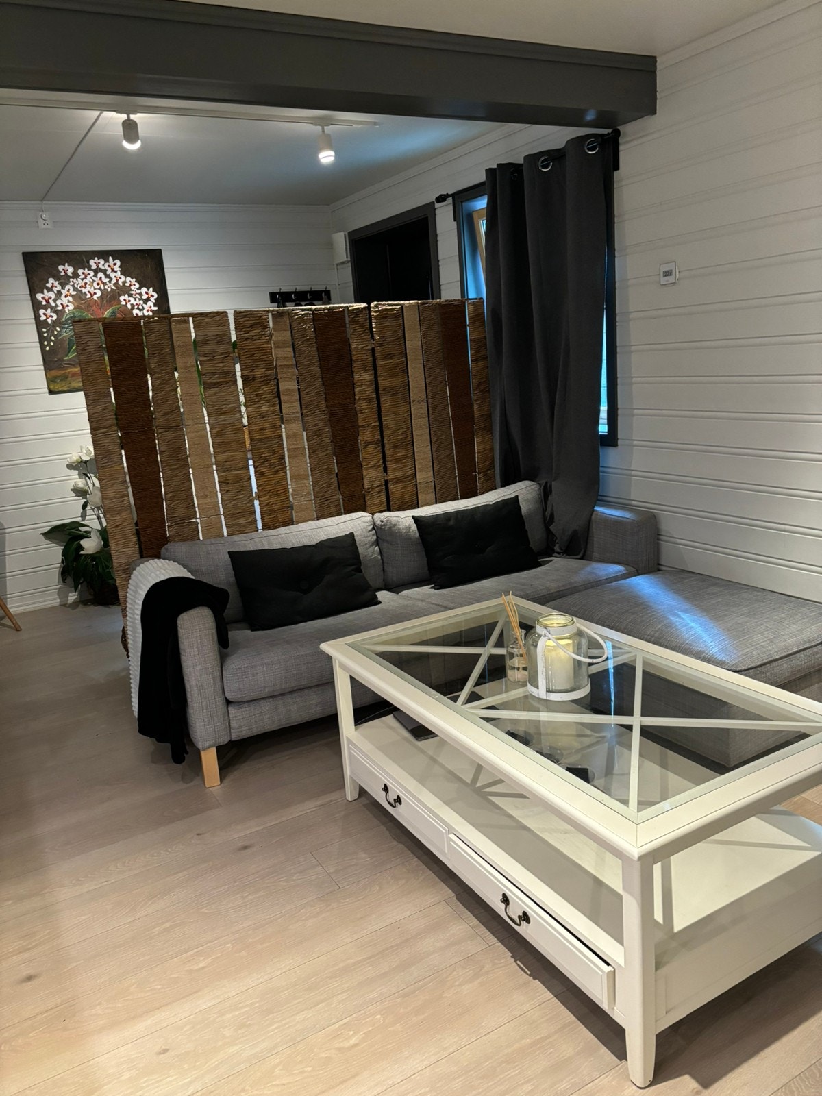 Stue innredet Galleribilde