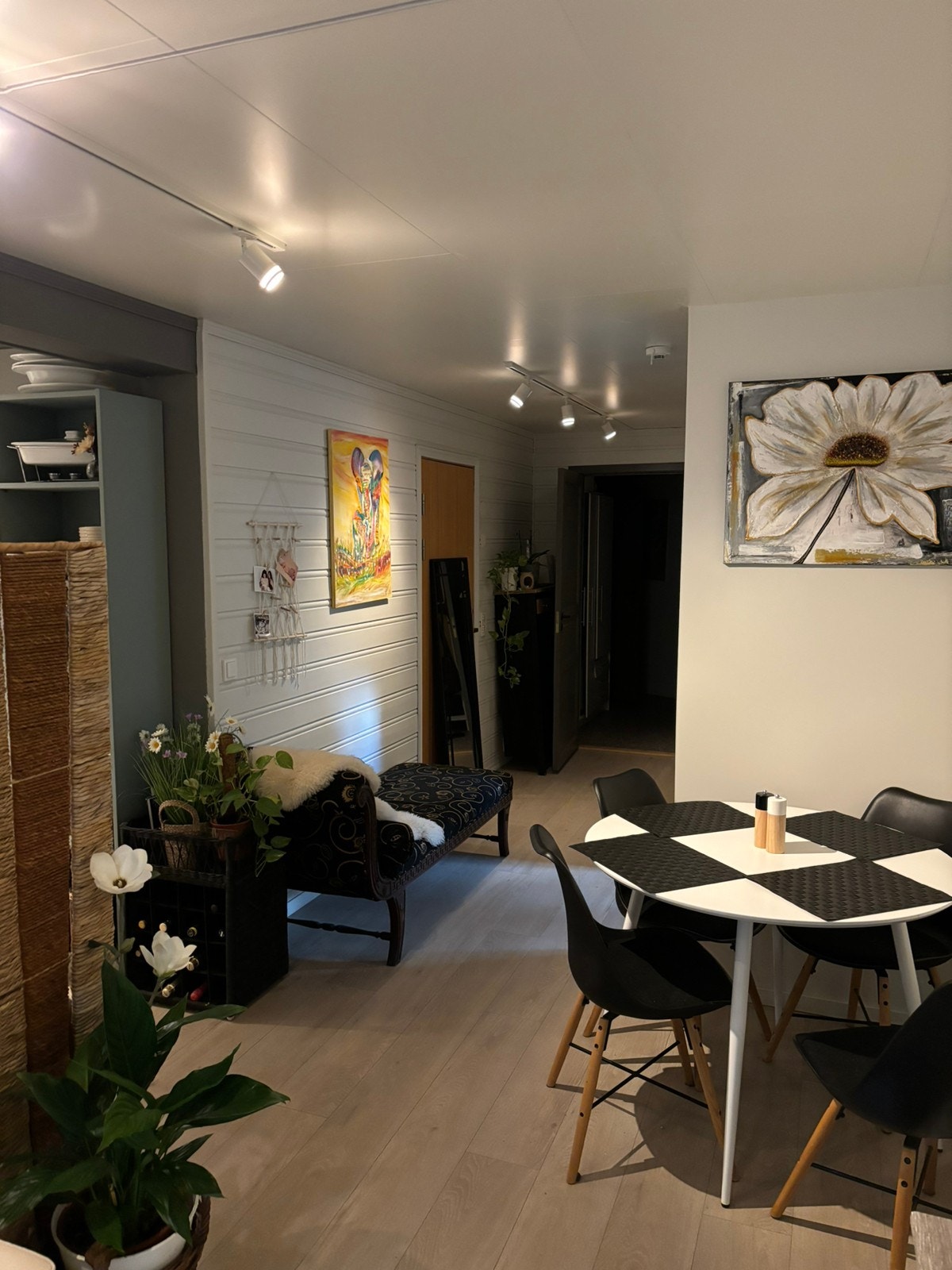 Gang som fører til soverom og bad Galleribilde