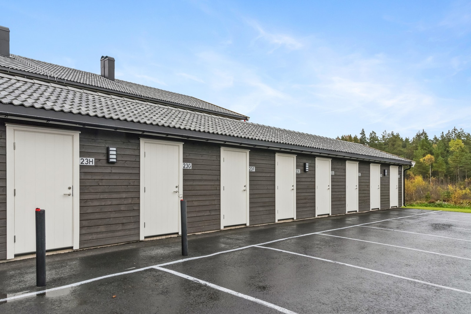 Praktisk bod for lagring + egen parkeringsplass Galleribilde