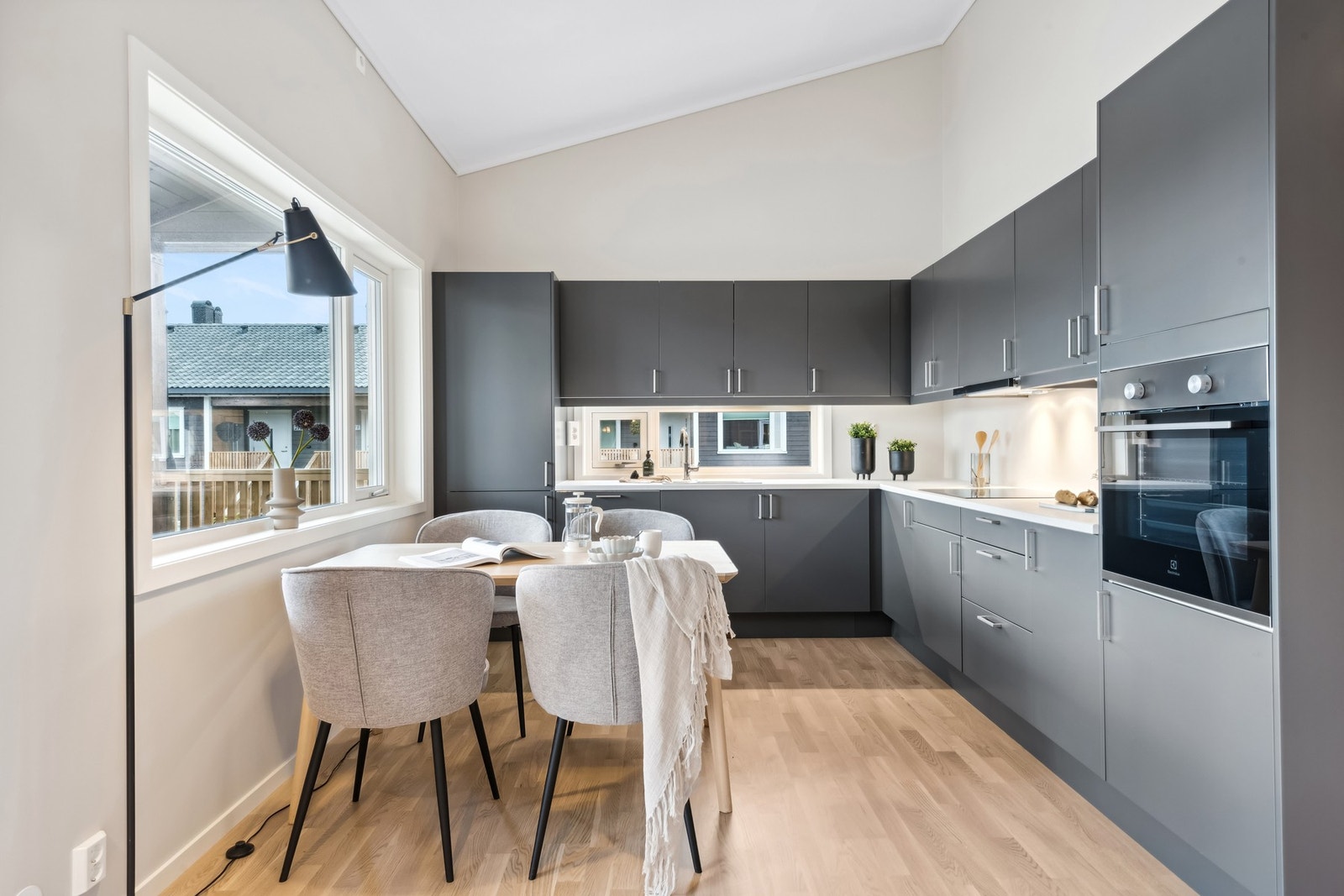 Kjøkken med kjøkkeninnredning fra Sigdal. Galleribilde