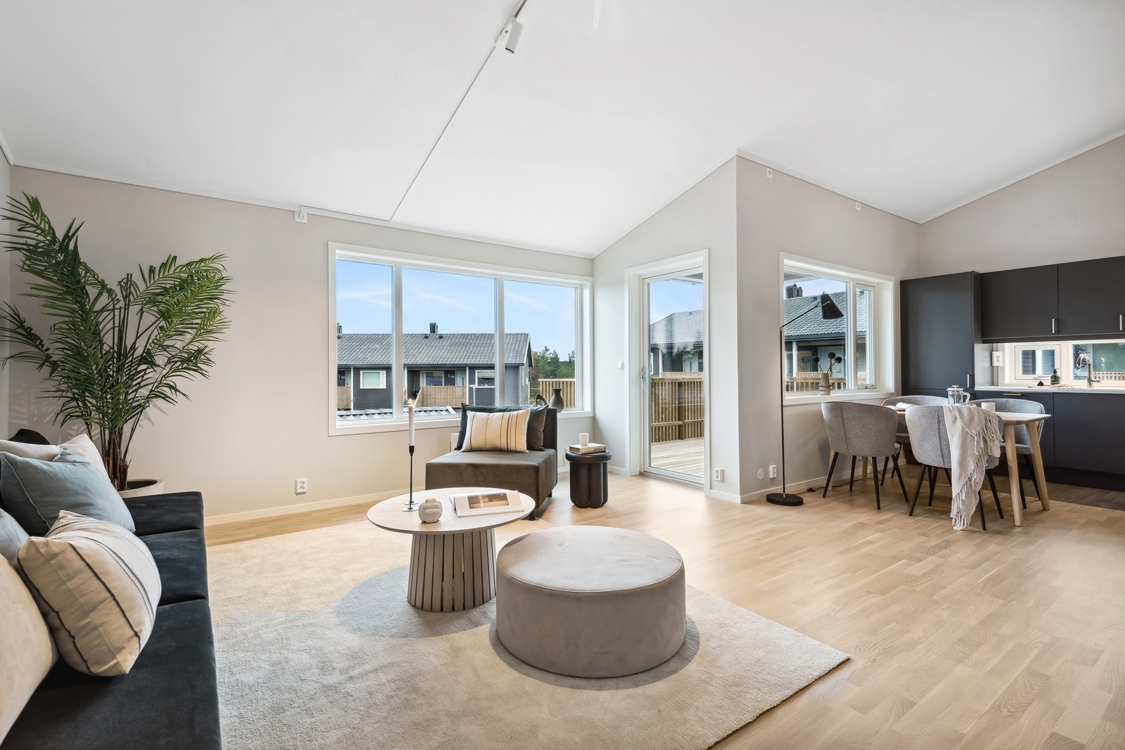 Store vindusflater i kjøkken/stue med utgang til uteplass fra stuen. Galleribilde