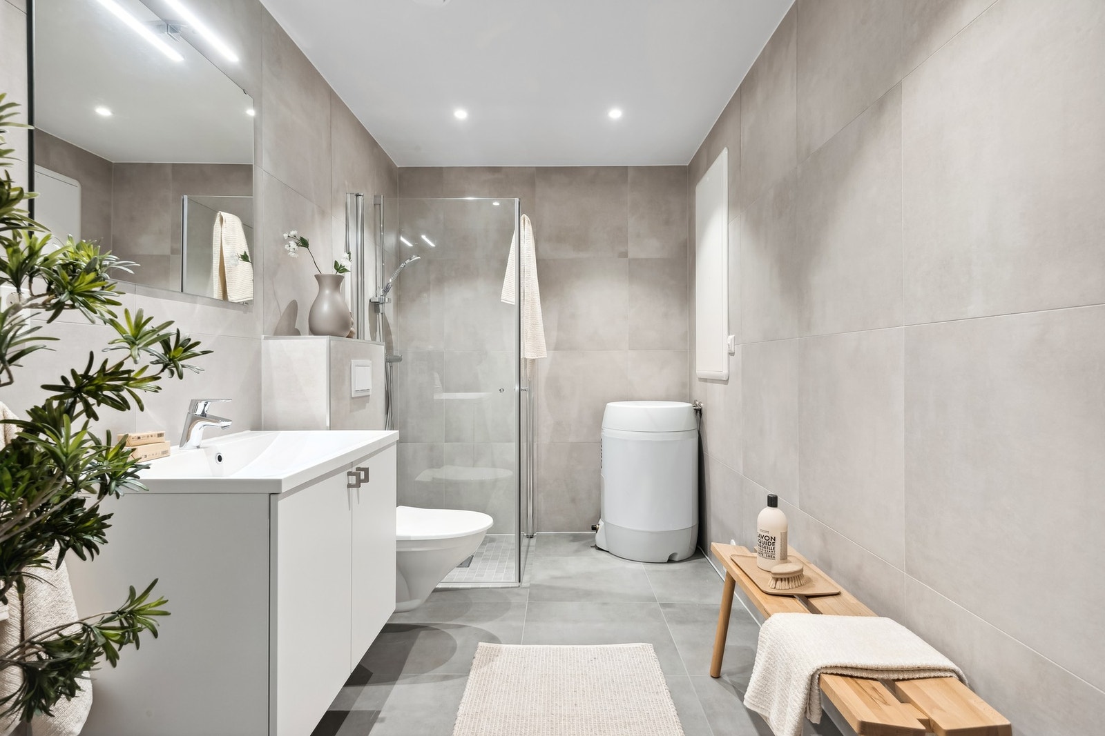 Flislagte bad med 60x60 flis på vegger og gulv. Varmekabler i gulvet. Galleribilde