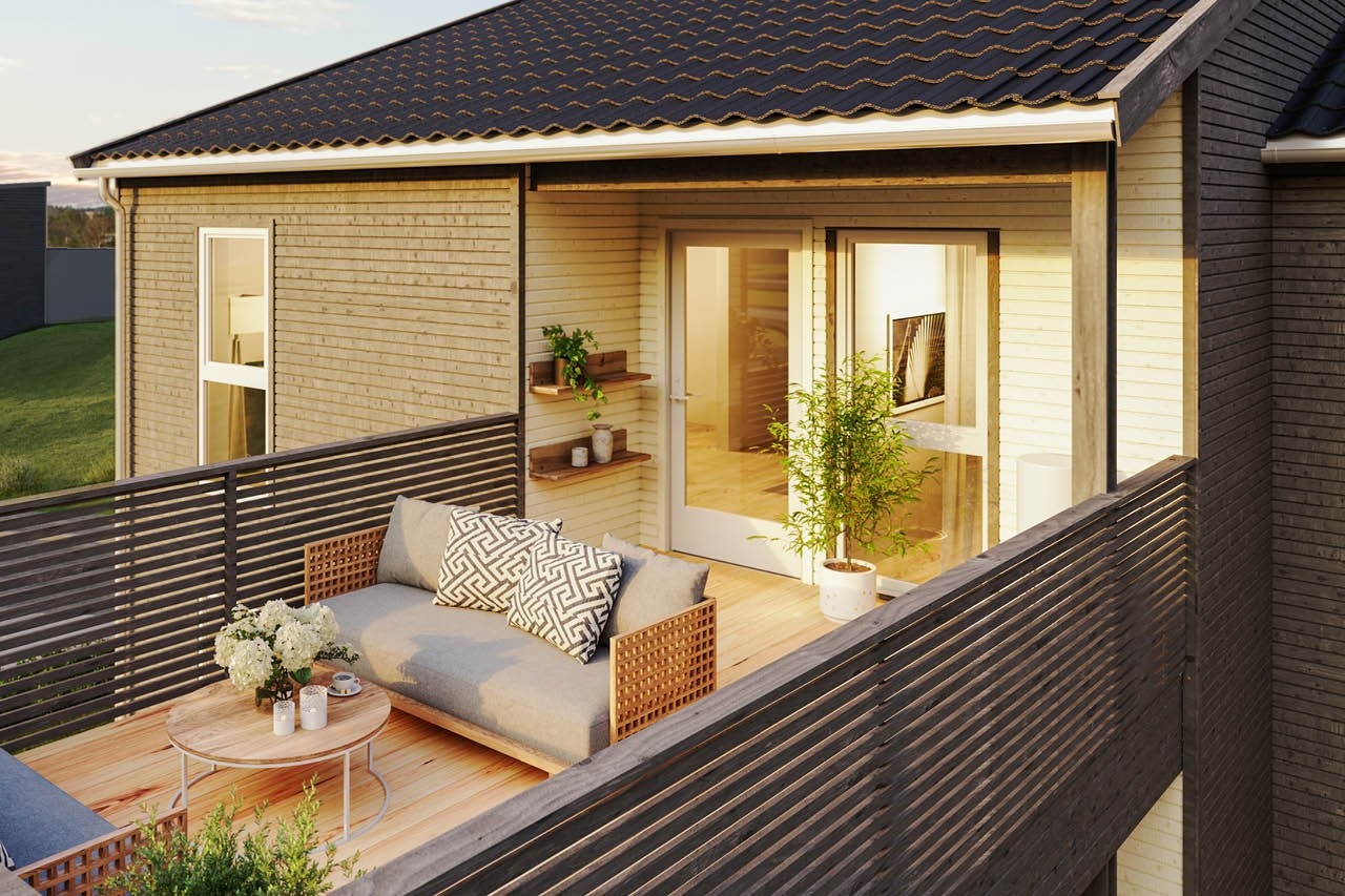 Flott solrik balkong på hele 15kvm med utgang fra 2. etasje, i tillegg til balkong i 1. etasje med utgang fra stue, og utgang til hage-del fra kjøkken Galleribilde