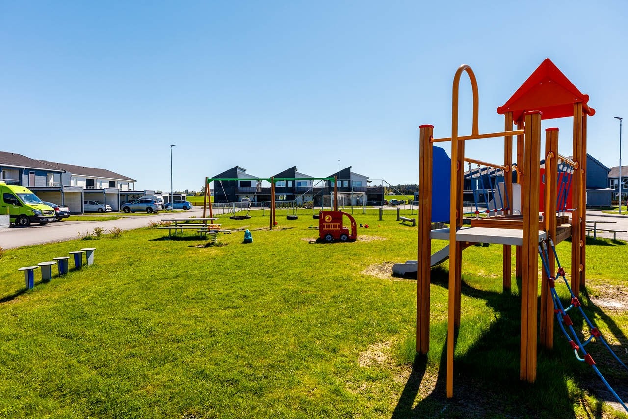 Lekeplass på Drognestunet Tun 1 - som beboerne får tilgang til, i tillegg til lekeplassen rett ovenfor boligene på Tun 2 Galleribilde