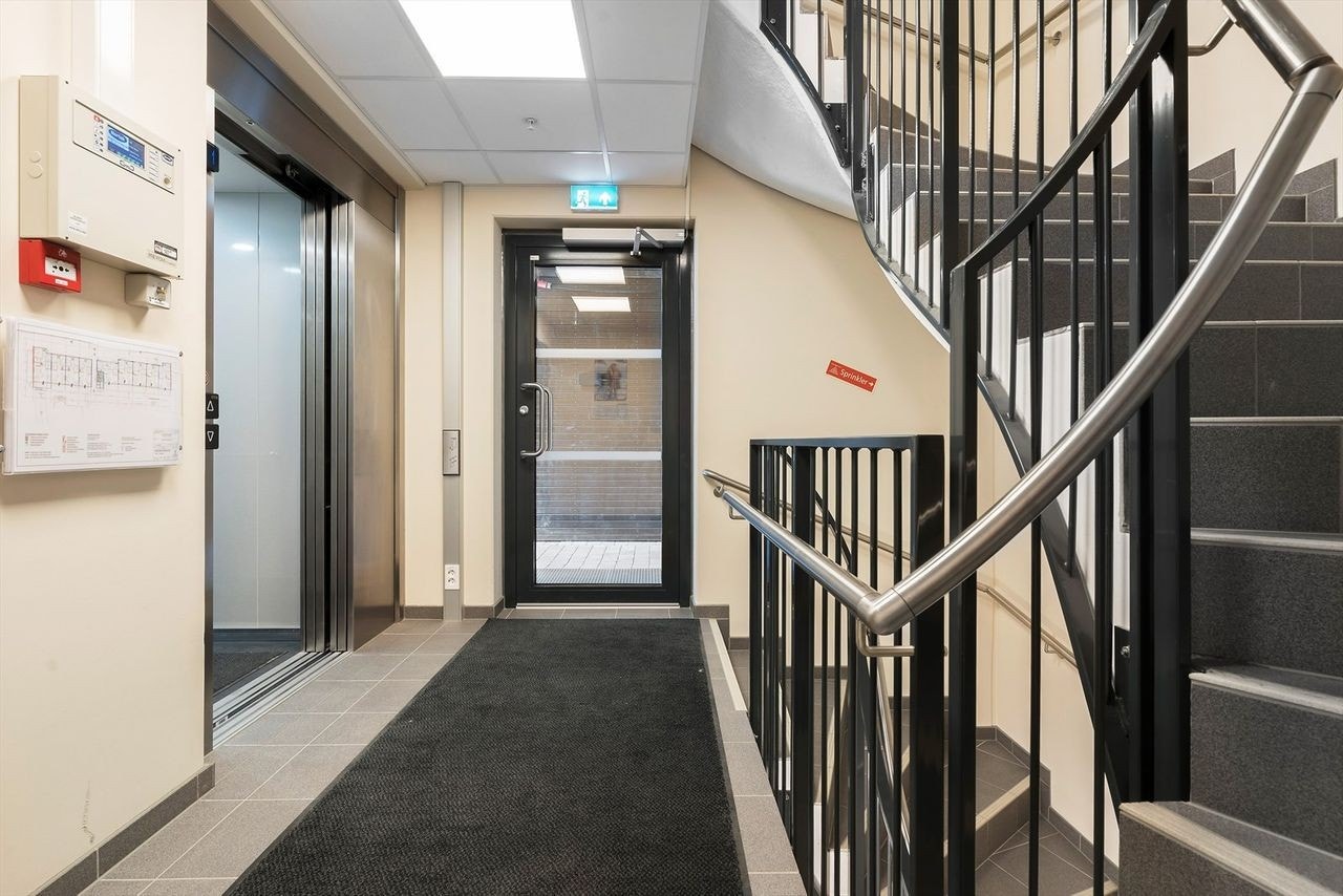 Trapperom med heis Galleribilde