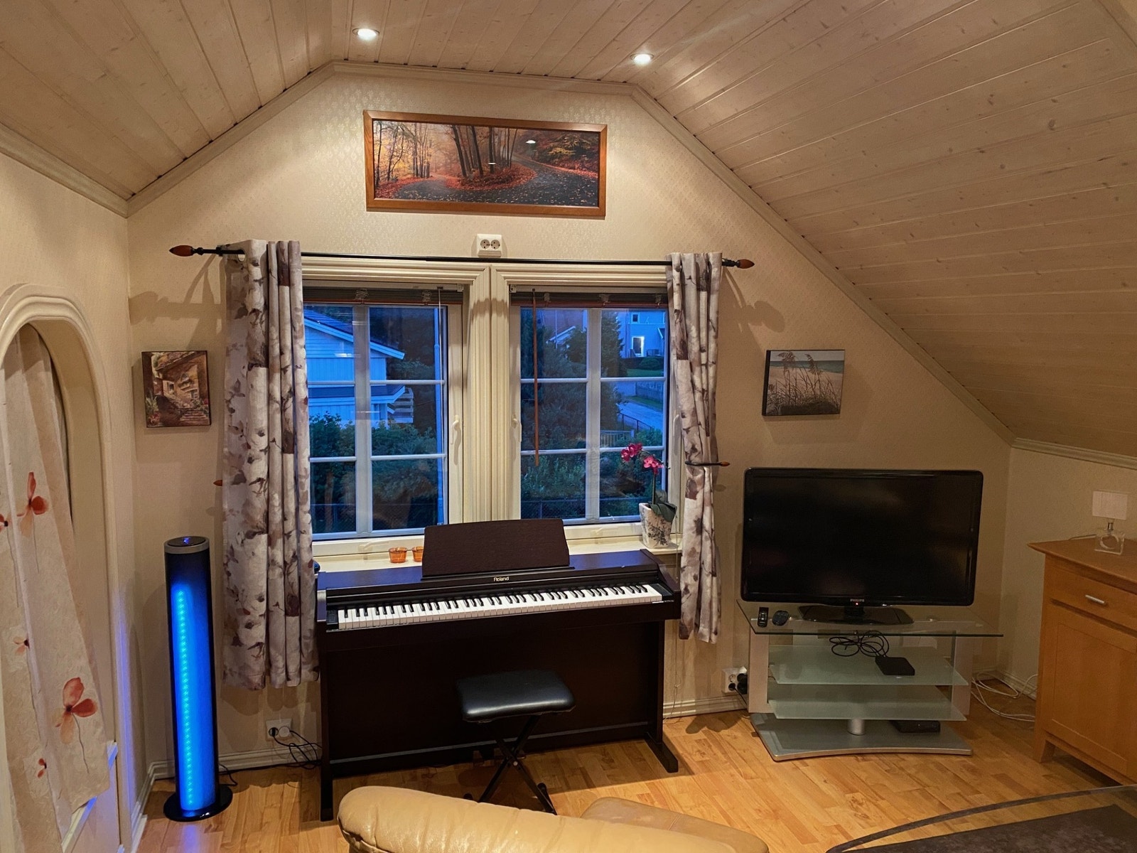 Pianog og musikk anlegg kan tas ut om det ikke har interesse Galleribilde