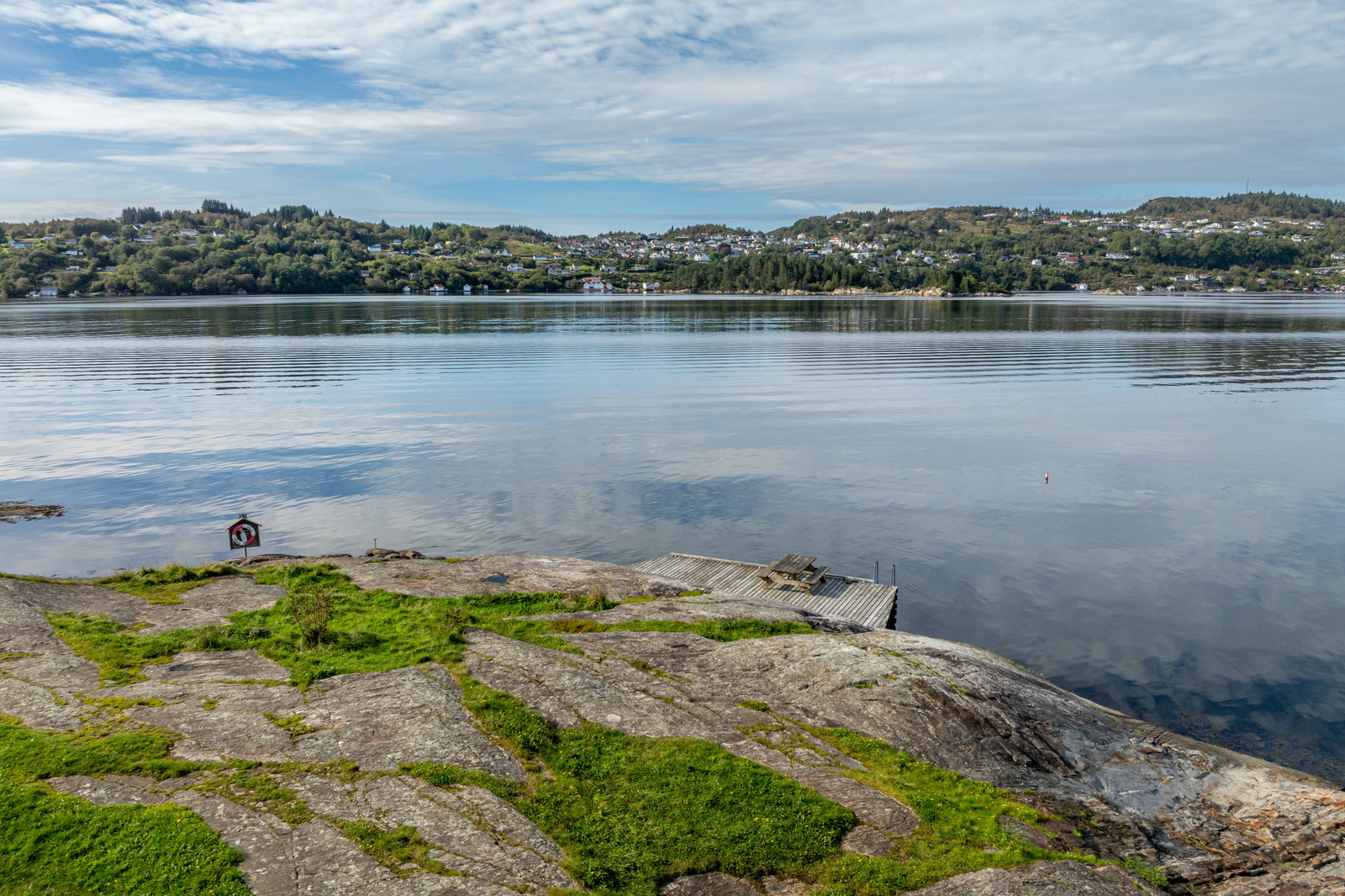 Fra Skeiseidtunet kan man ta beina fatt eller sykle på ny sykkel og gangsti til fantastiske Dragavika! En fantastisk flott og fint tilrettelagt badeplass! Lett tilgjengelig og i umiddelbar nærhet kun få minutter fra feltet!